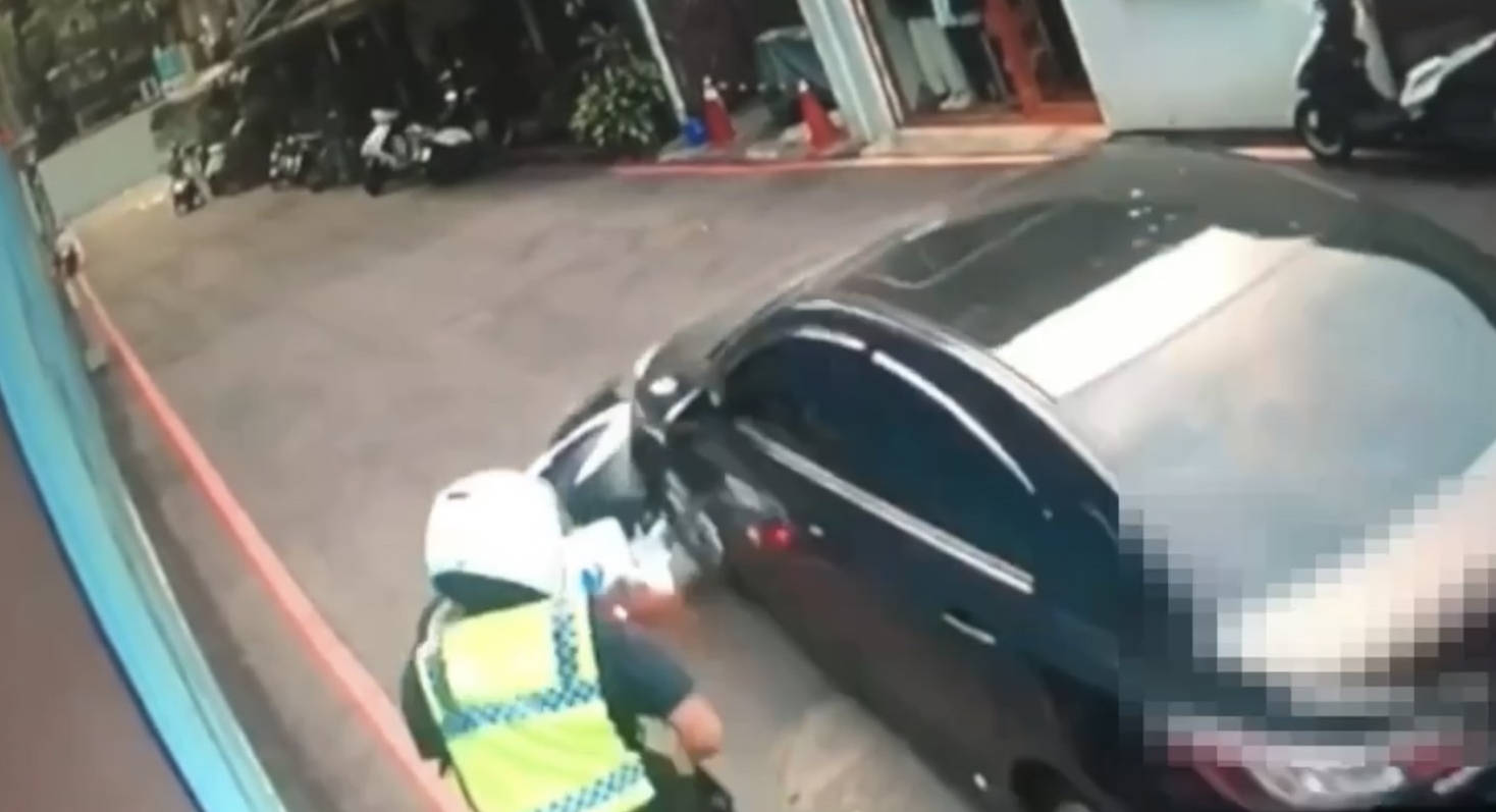 游男在小巷內拒捕並衝撞警車，試圖逃逸。（翻攝畫面）