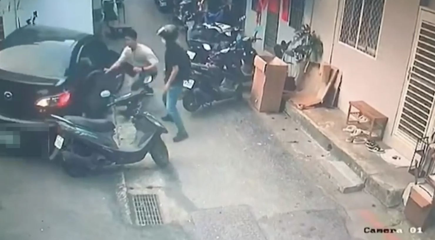 警方朝游男車輛輪胎連開4槍。（翻攝畫面）