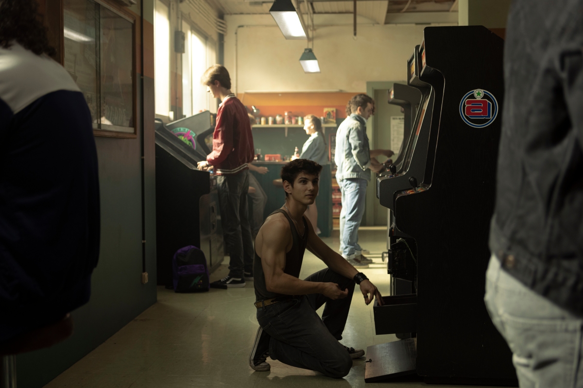 在賭博遊戲場工作的男子與朋友遭「鬼娃莫妮索」詛咒，下場悽慘。（威視提供）