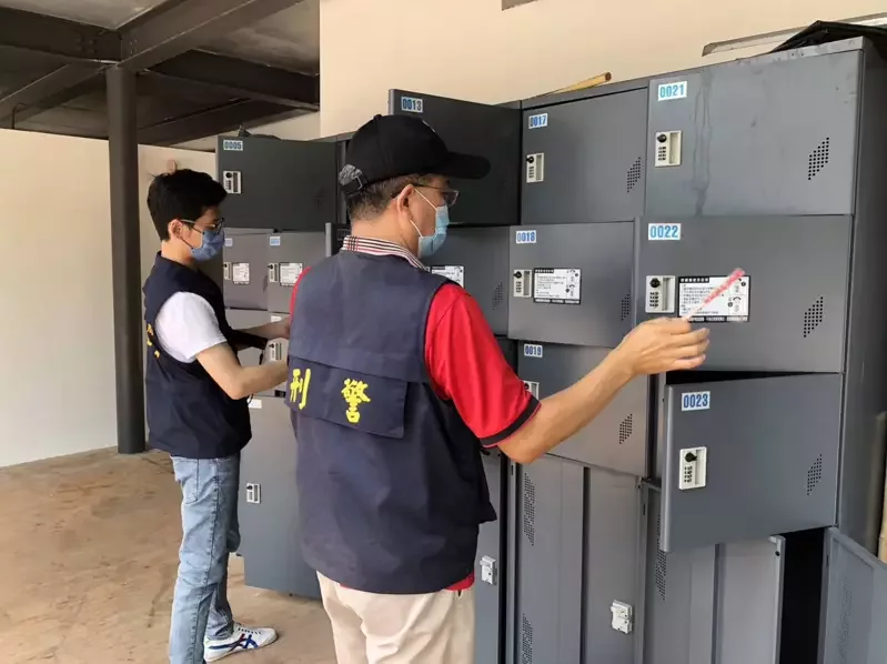 警方獲報後前往壽山動物園清查各角落,目前並未發現任何可疑物品。(翻攝畫面)