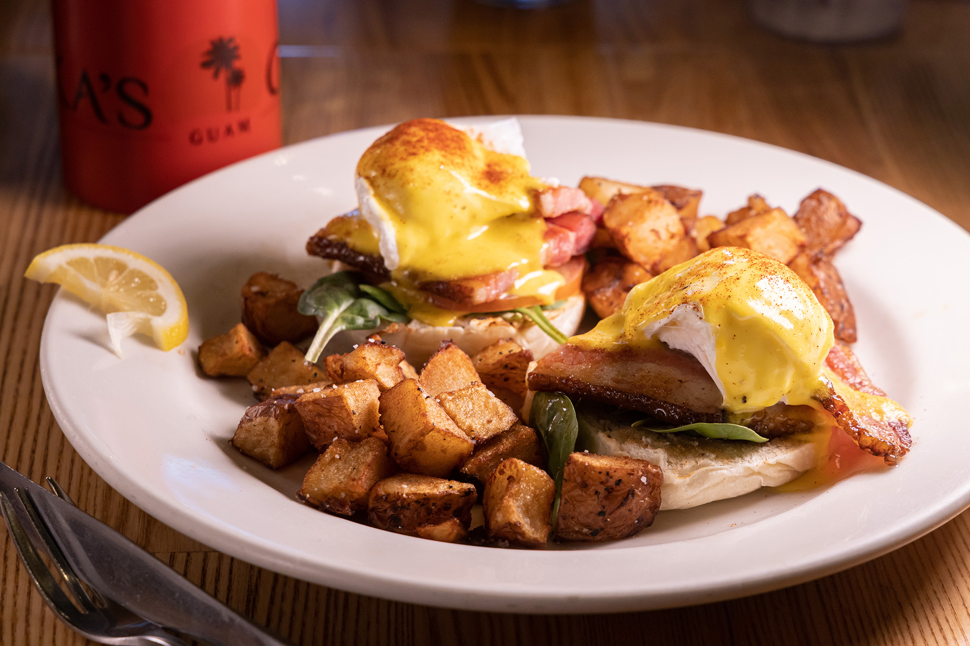 人氣餐點「Bacon Slab Benedict」以厚切培根搭配查莫洛香腸。（17美元／份，約NT$530）