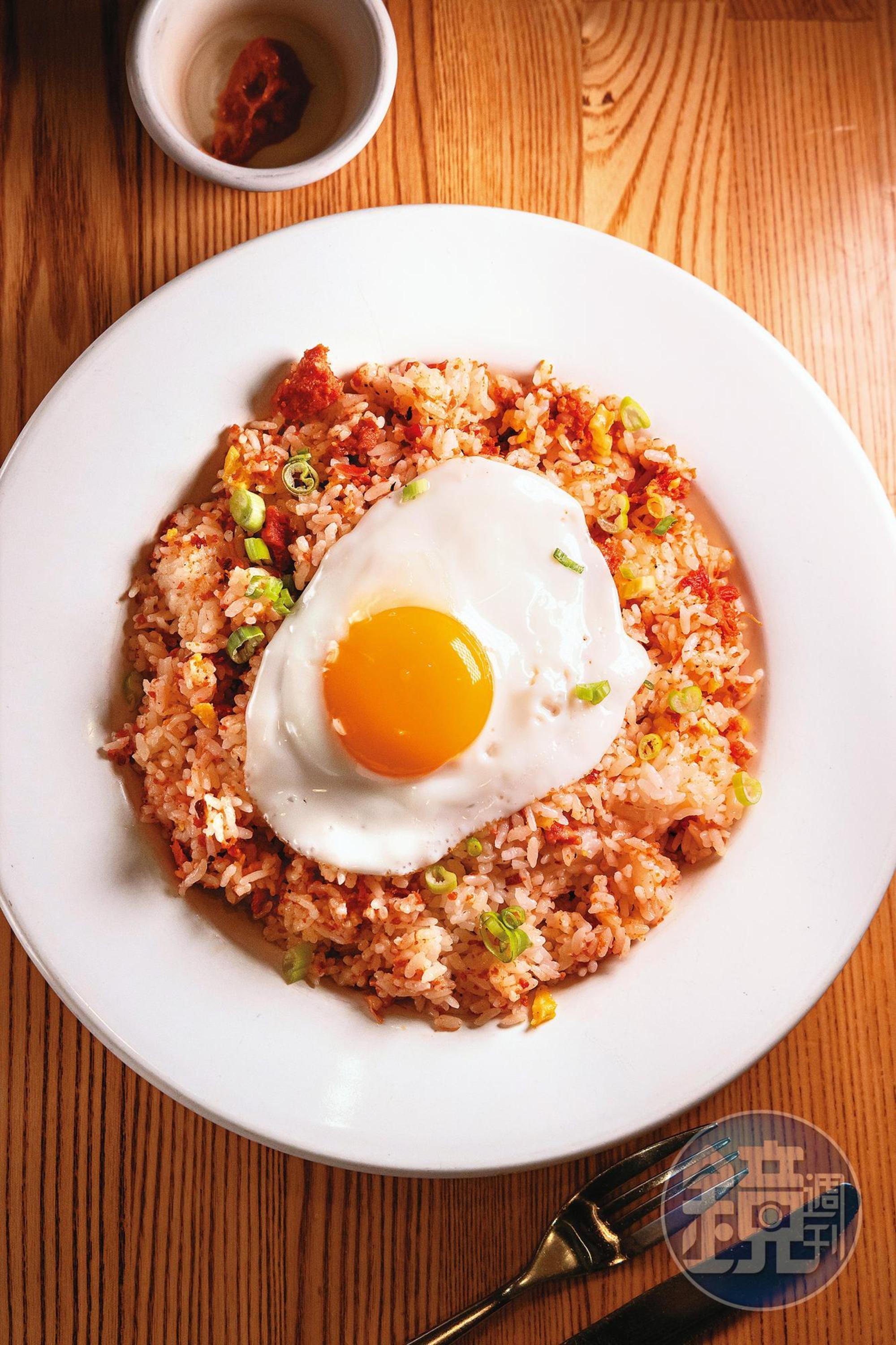 使用查莫洛香腸碎肉與米飯一起拌炒的炒飯「Chamoru Sausage」,吃起來有台式牛肉罐頭的家鄉味。(17美元/份,約NT$530)