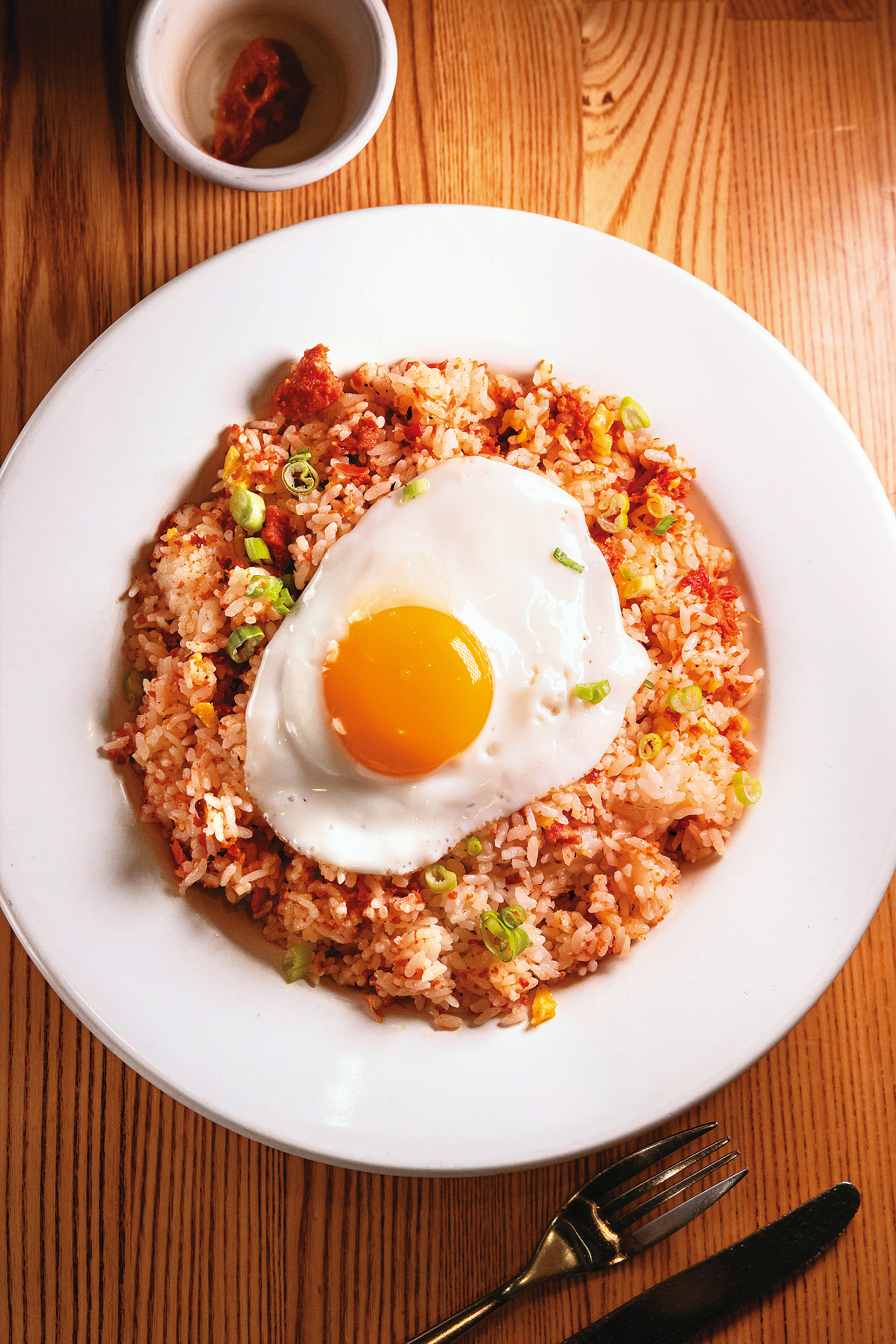 使用查莫洛香腸碎肉與米飯一起拌炒的炒飯「Chamoru Sausage」，吃起來有台式牛肉罐頭的家鄉味。（17美元／份，約NT$530）