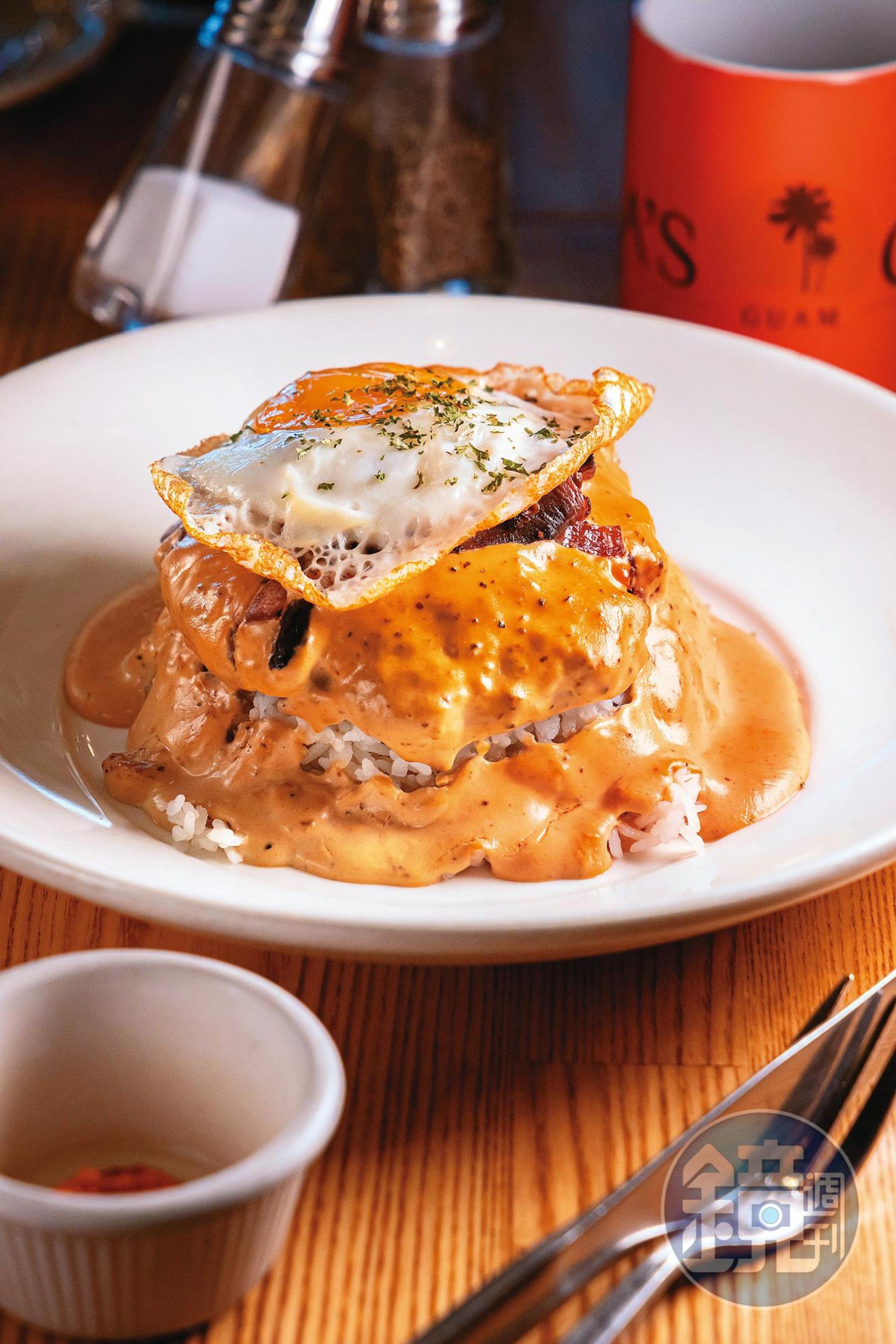 招牌菜「Loco Moco」使用蘑菇、 胡椒、奶油白醬汁淋在漢堡肉與白 飯上,再撒上洋蔥絲,非常下飯。(17美元/份,約NT$530)