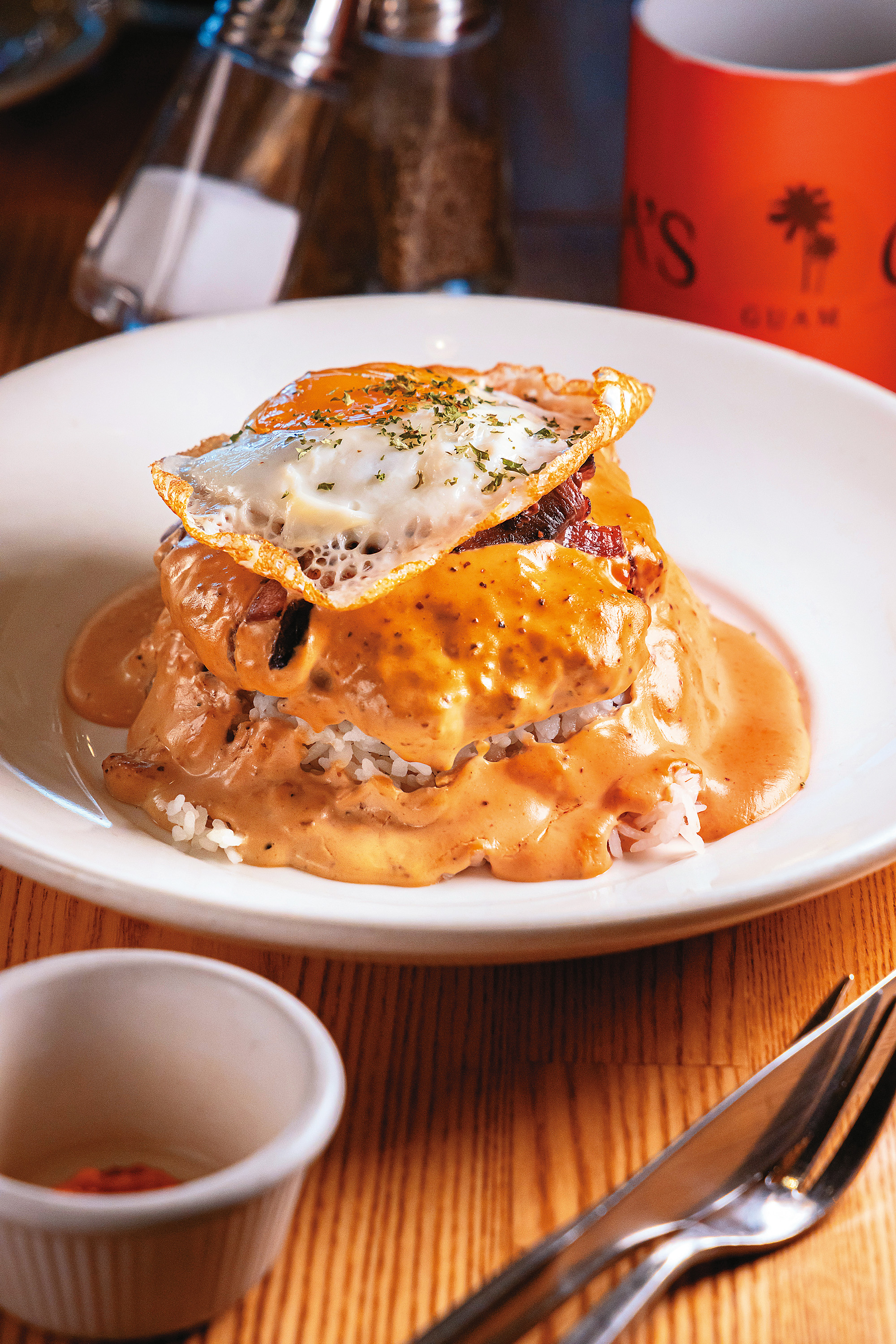招牌菜「Loco Moco」使用蘑菇、 胡椒、奶油白醬汁淋在漢堡肉與白 飯上，再撒上洋蔥絲，非常下飯。（17美元／份，約NT$530）