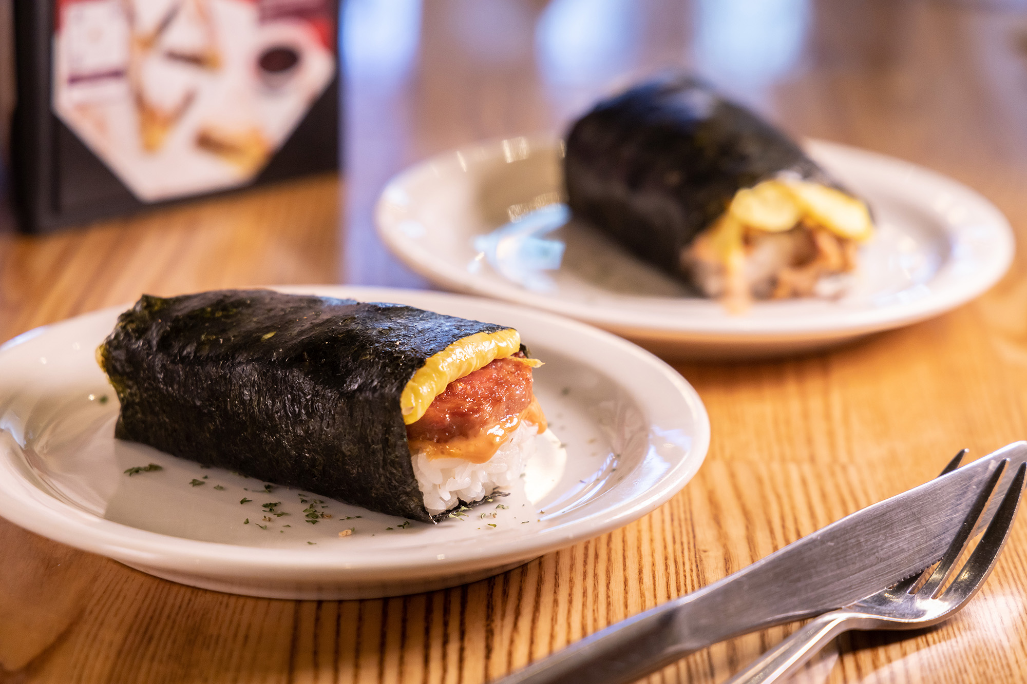 「SPAM Musubi」吃起來很像日本沖繩的炸豬肉蛋飯糰，裡面使用SPAM火腿夾軟嫩炒蛋。（美金4.5元／份，約NT$140元）