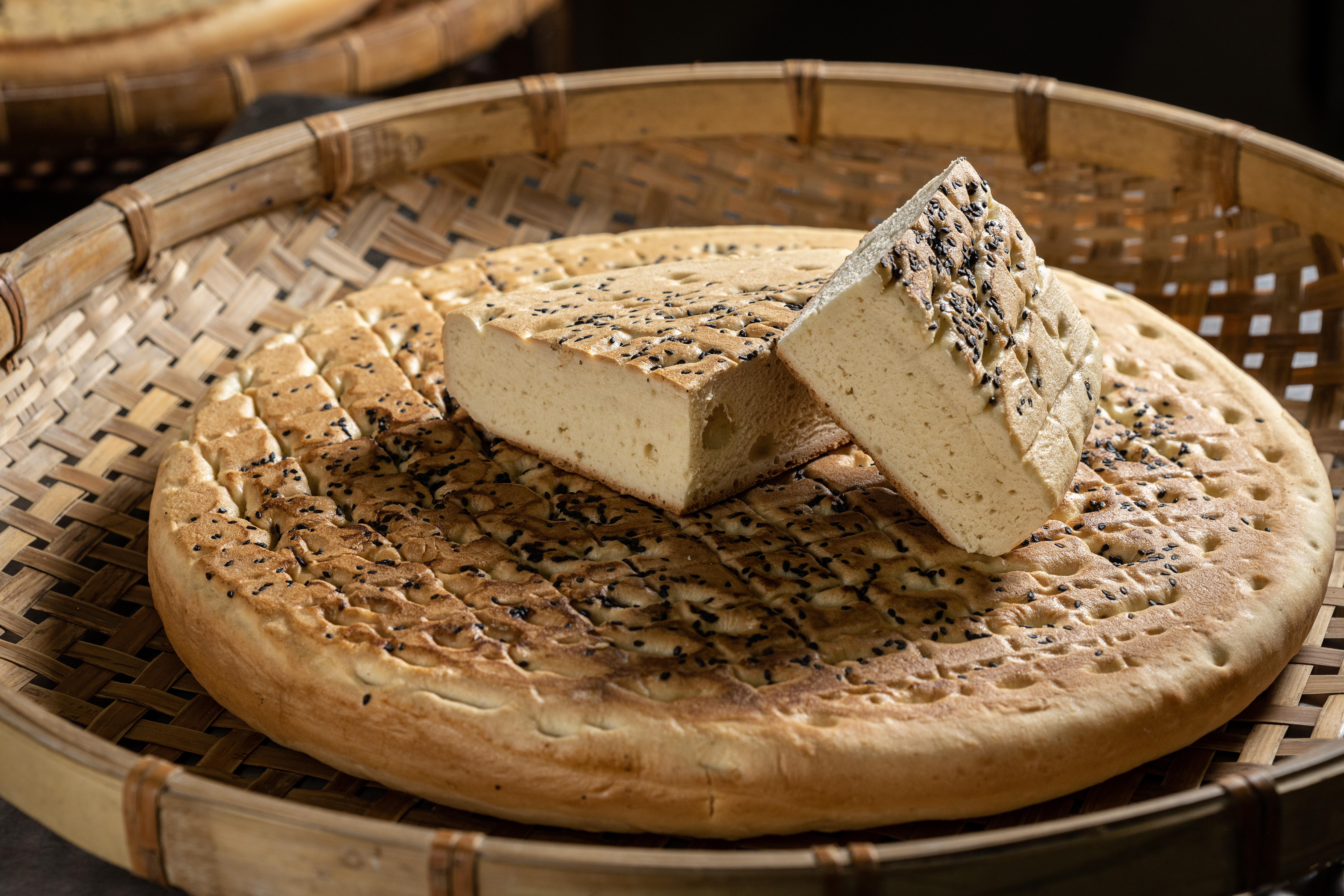 「馬家饅頭」鎮店招牌「山東大餅」口感扎實，按下會回彈，老麵越嚼越香。（100元／斤）