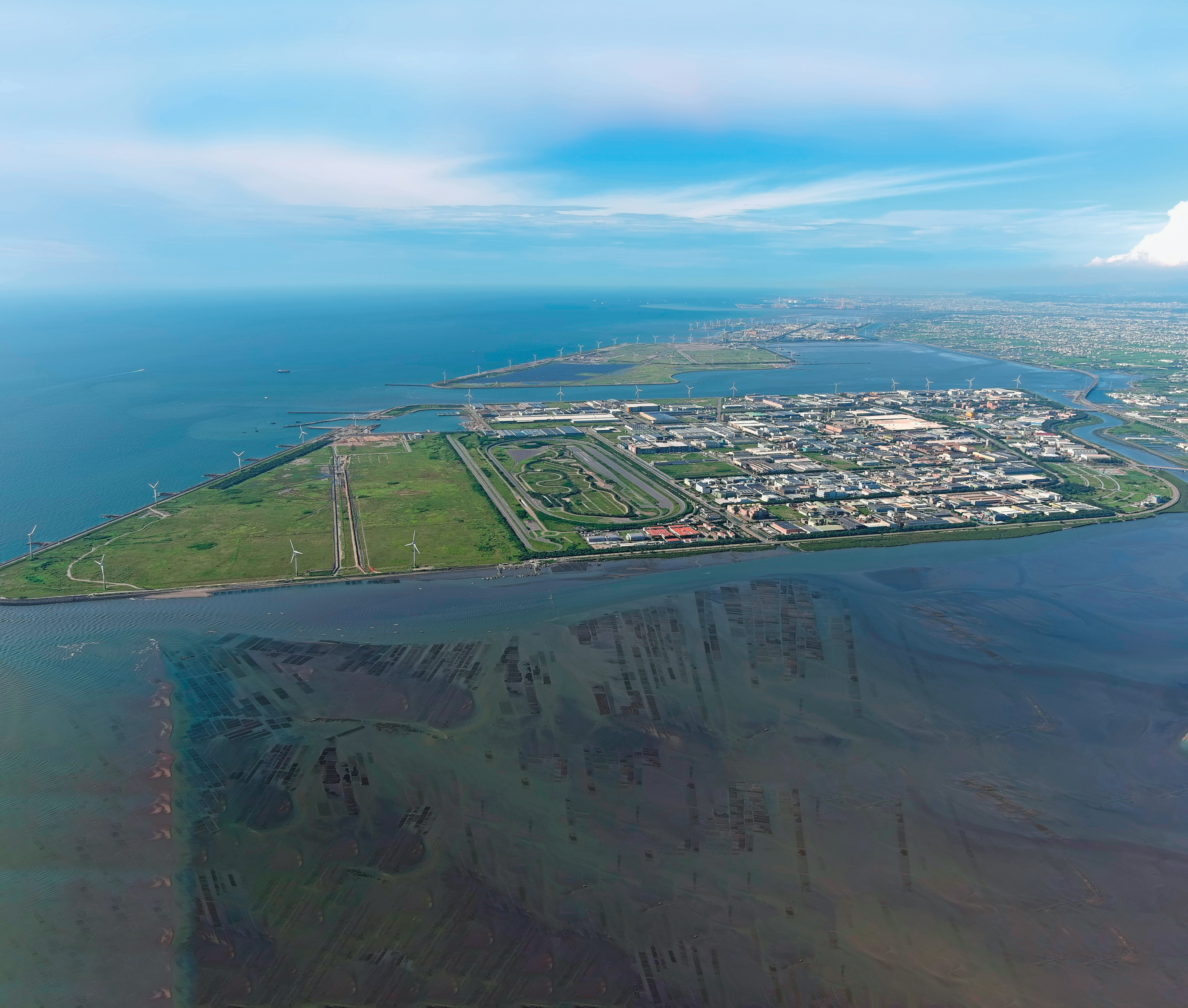 彰濱工業區曾是黃沙滾滾的荒蕪地，20幾年過去，現在已有400多家領有工廠登記的廠商進駐。（彰化縣政府提供）