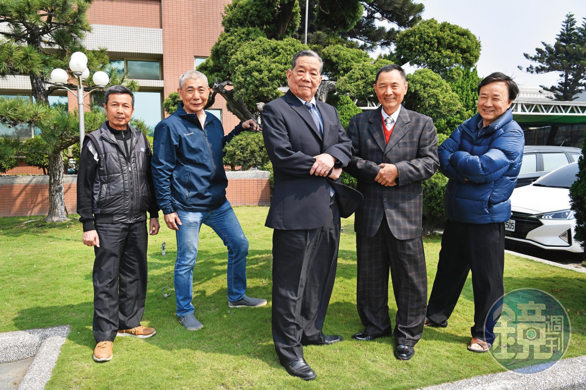 (由左至右)擁明總經理楊鳴鐘、鳴達董事長陳鴻麟、巨聖董事長張博河、彰茂董事長洪錦芳、世鴻董事長粘炳煌,共組22人兄弟會為鹿港彰濱廠協會基本成員。