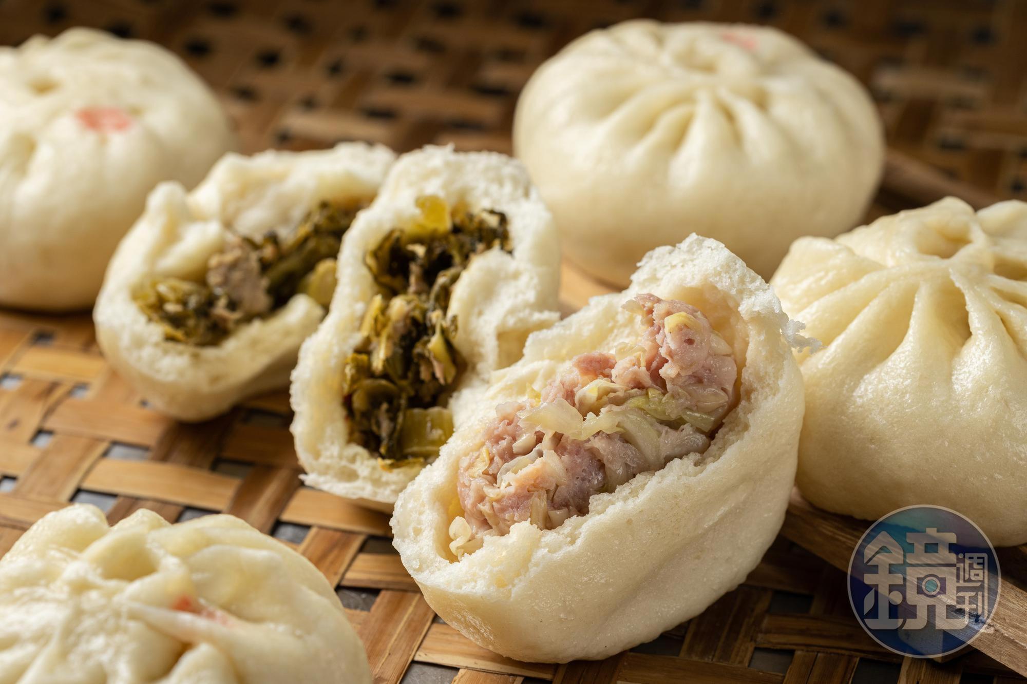 每種口味的包子出爐時間不同，「菜肉包」與「酸菜包」每日上午8點半到9點出鍋。（皆22元／個）
