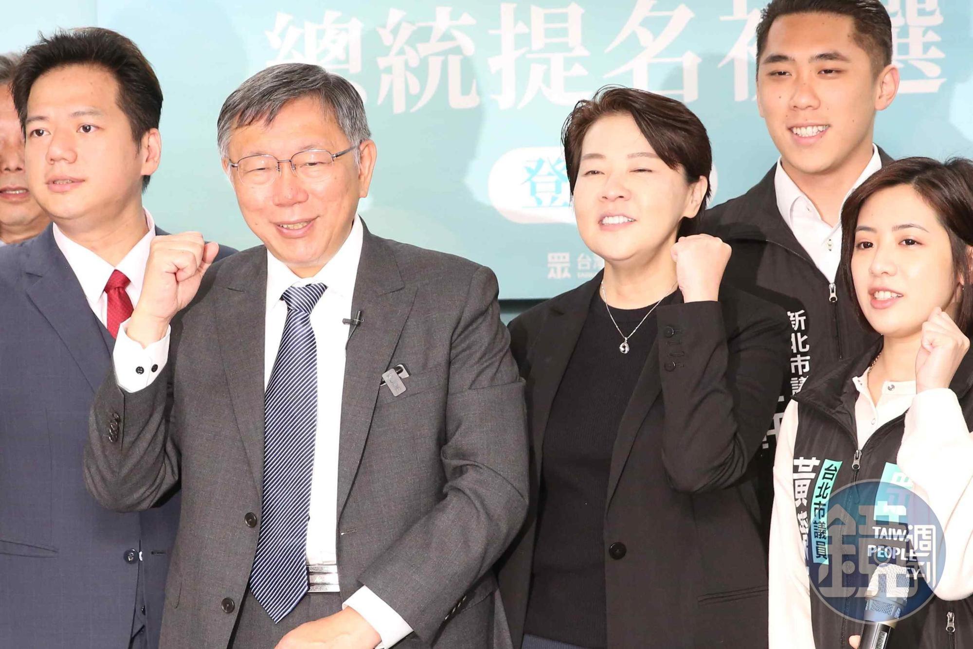 黃珊珊（右3）正式接下柯文哲（左2）參選2024總統大選的競選總幹事，並誇柯文哲是「腳踏實地，無私無我，實事求是的政治人物」。（本刊資料照）
