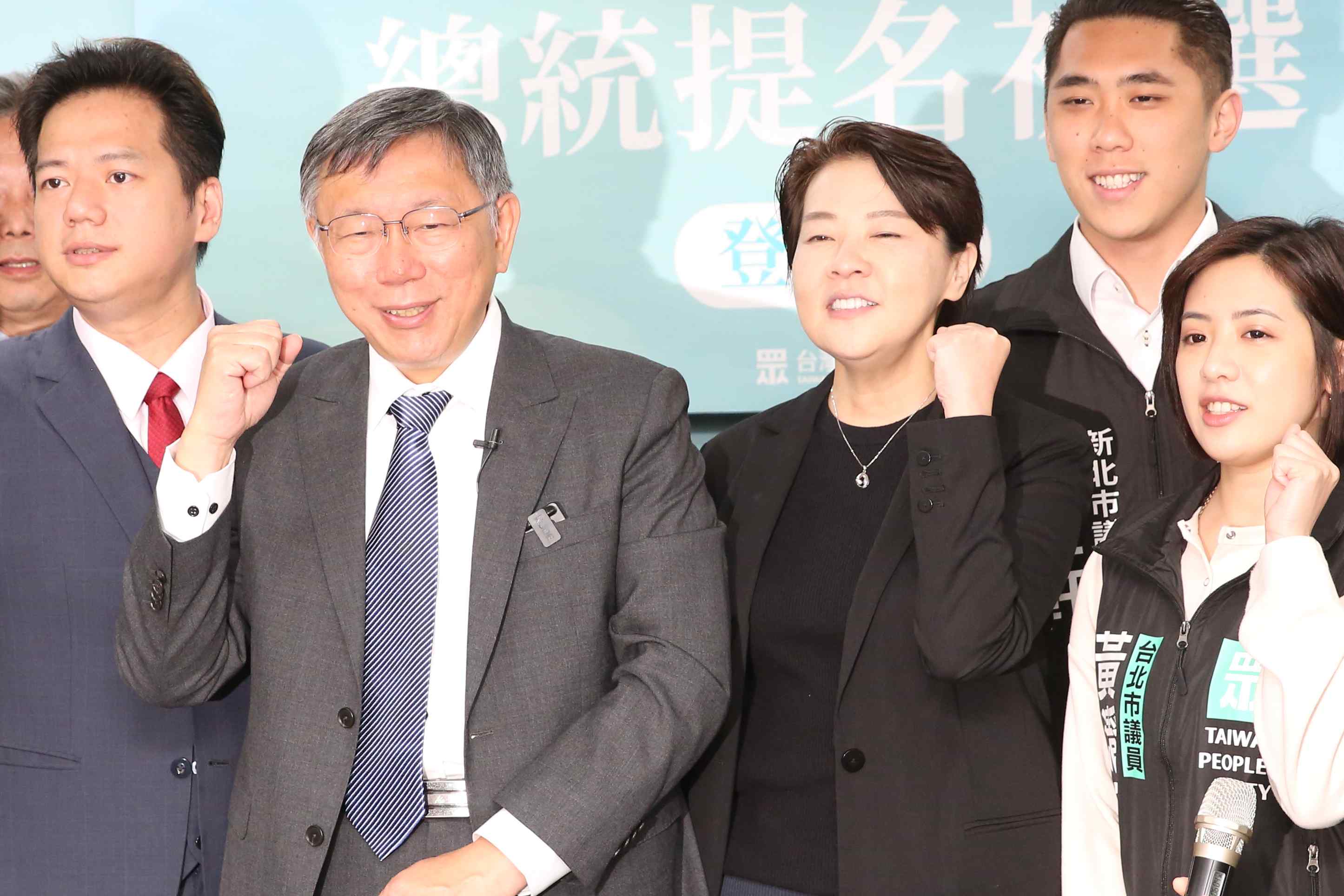 黃珊珊（右3）正式接下柯文哲（左2）參選2024總統大選的競選總幹事，並誇柯文哲是「腳踏實地，無私無我，實事求是的政治人物」。（本刊資料照）