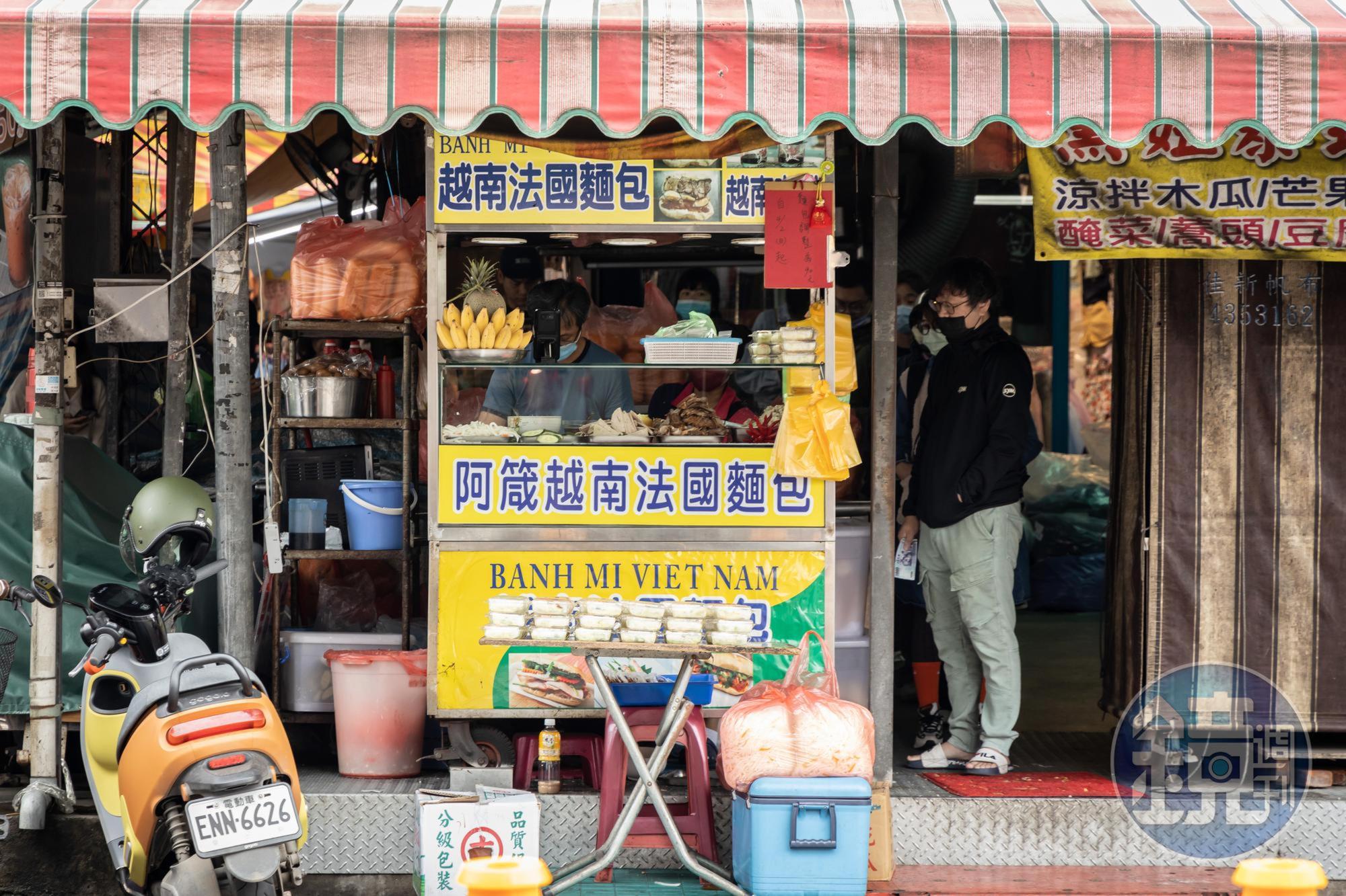 「阿箴越南法國麵包」是忠貞市場內的排隊名店，靠著地道的越南法國麵包紅遍全台。