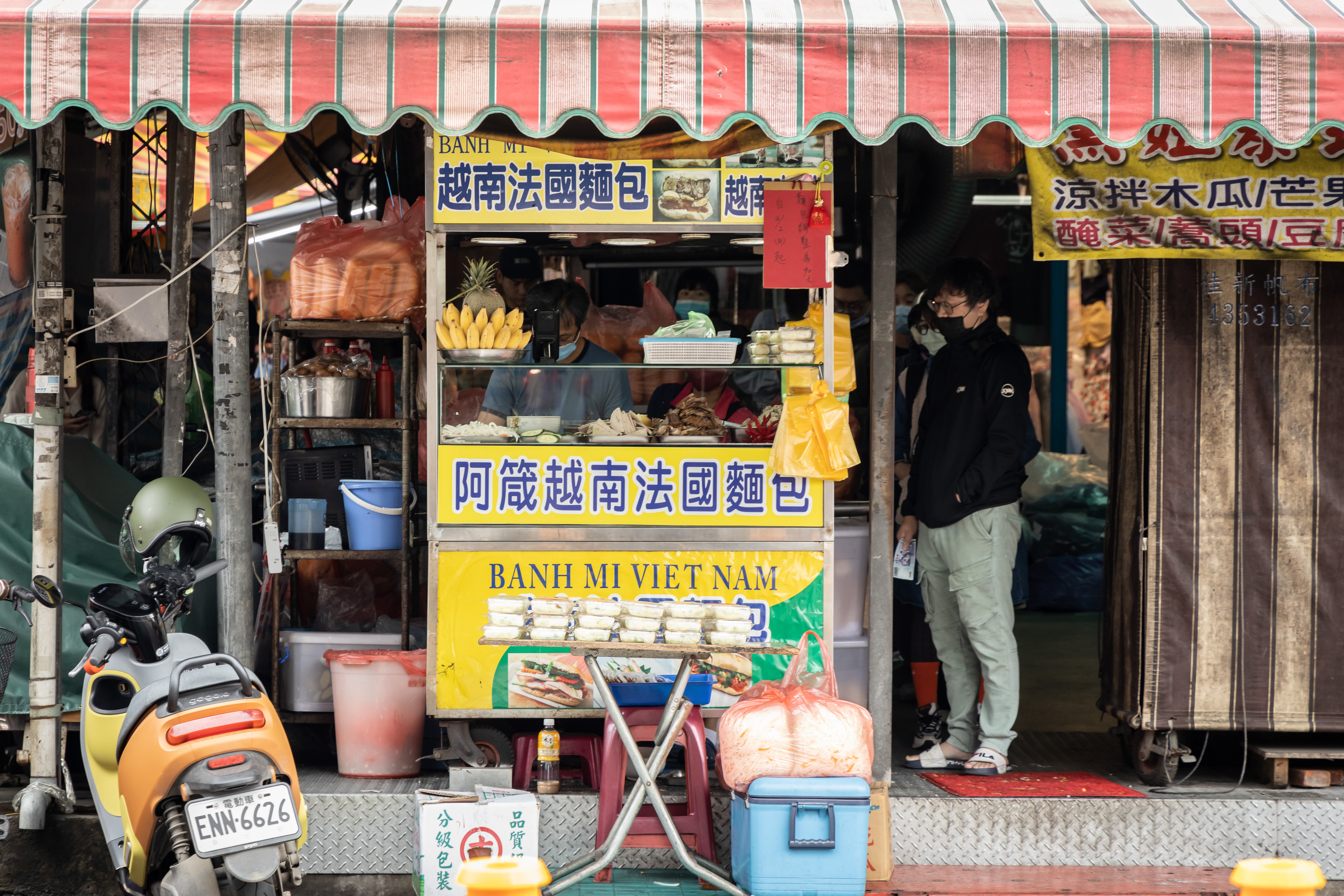 「阿箴越南法國麵包」是忠貞市場內的排隊名店，靠著地道的越南法國麵包紅遍全台。