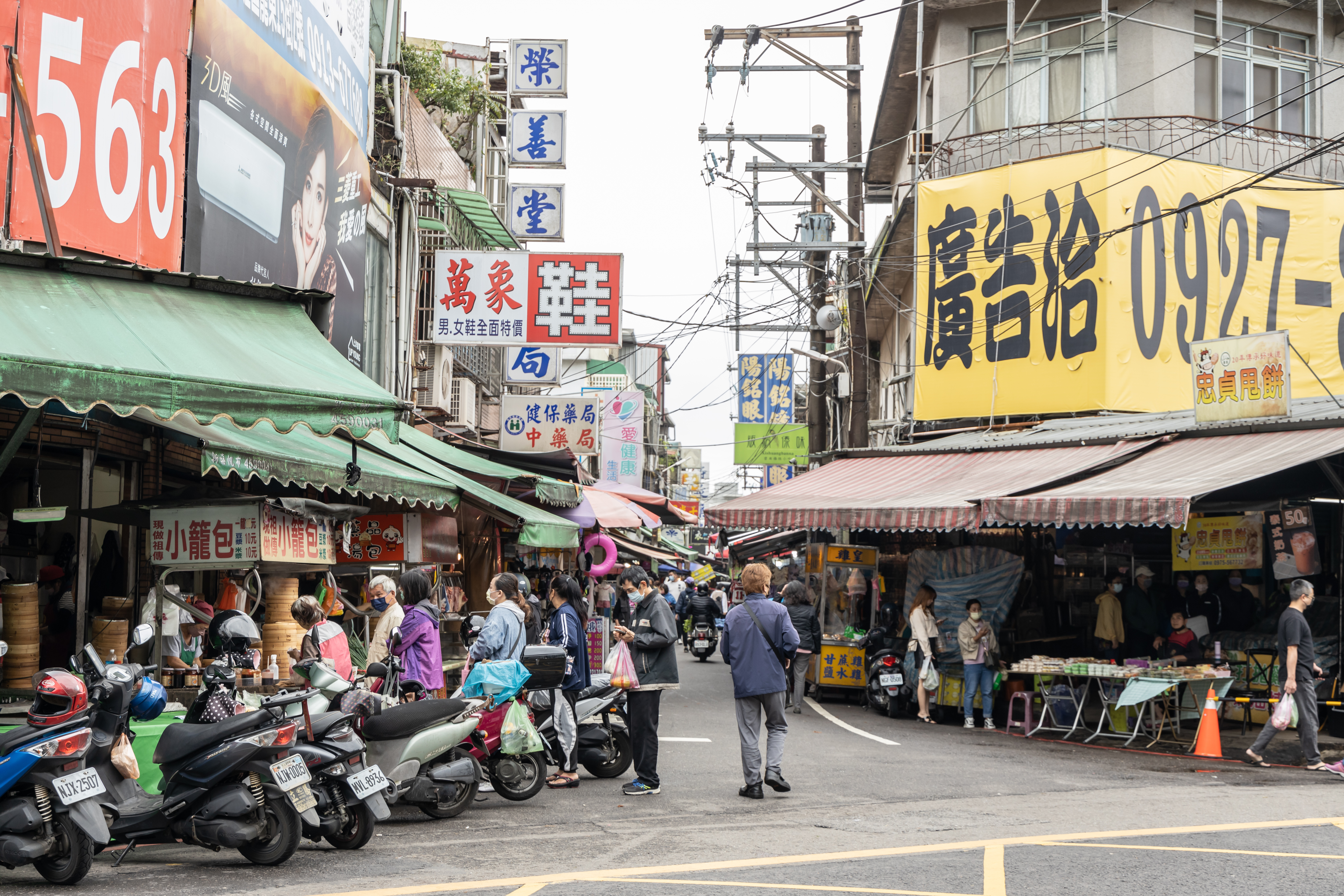忠貞市場內藏著許多滇緬異國美食與排隊名店。