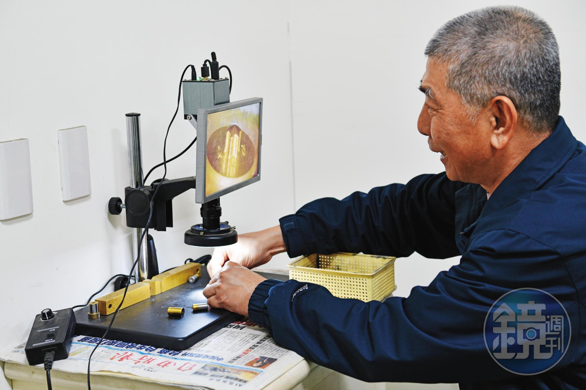 鳴達精工廠房內隨處可見顯微鏡,檢視精密模具減少工件裝卡次數,使製造工藝更完美。