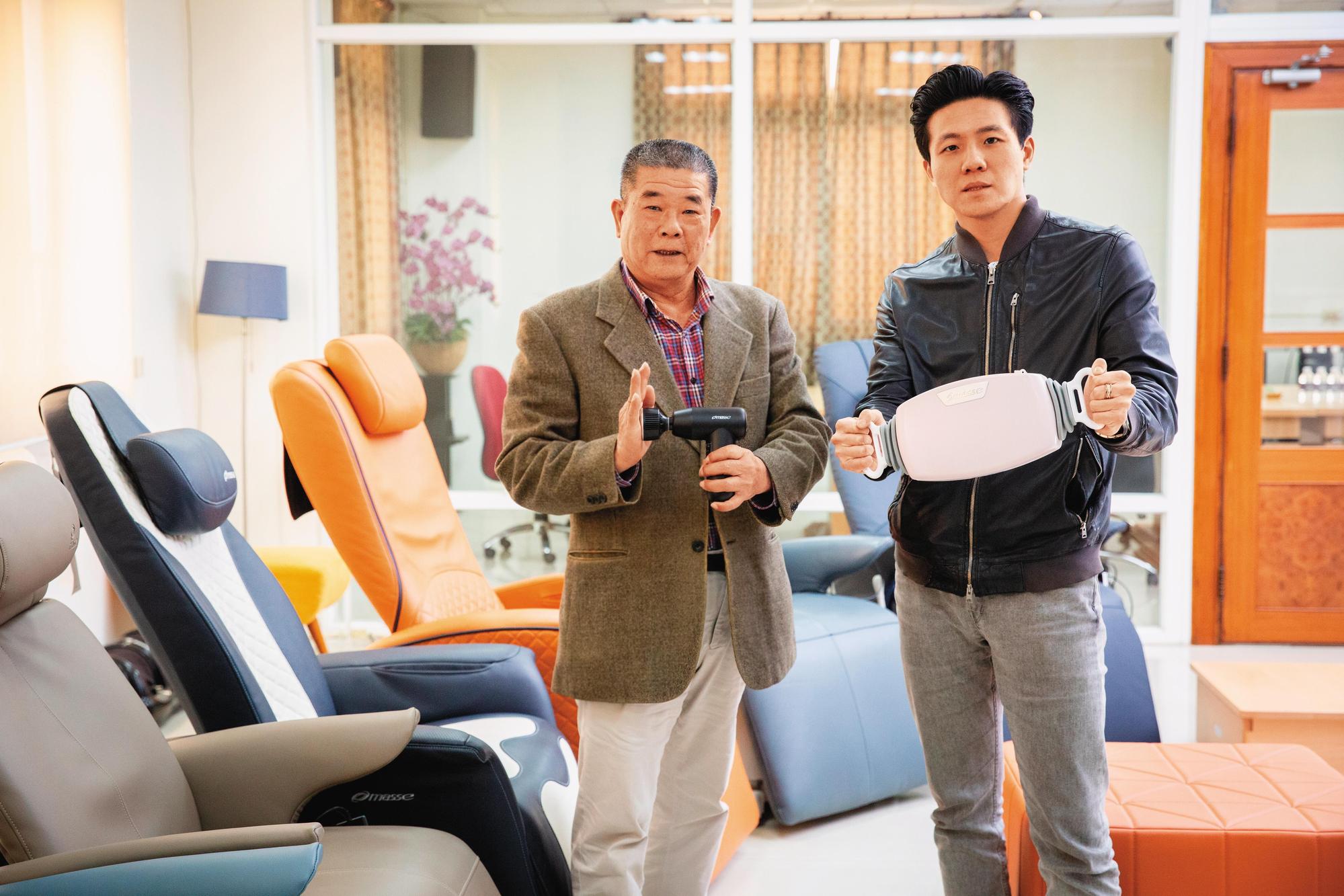 謝文旭、謝博建父子手拿冰溫按摩槍與律動啞鈴,masse律動商品朝輕巧、時尚市場,依著男性、女性、不同年齡層,研發出各種輕量化商品。