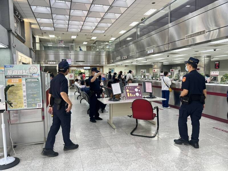 台灣銀行基隆分行也接獲炸彈恐嚇,警方認為可能是張海川涉案。(翻攝畫面)