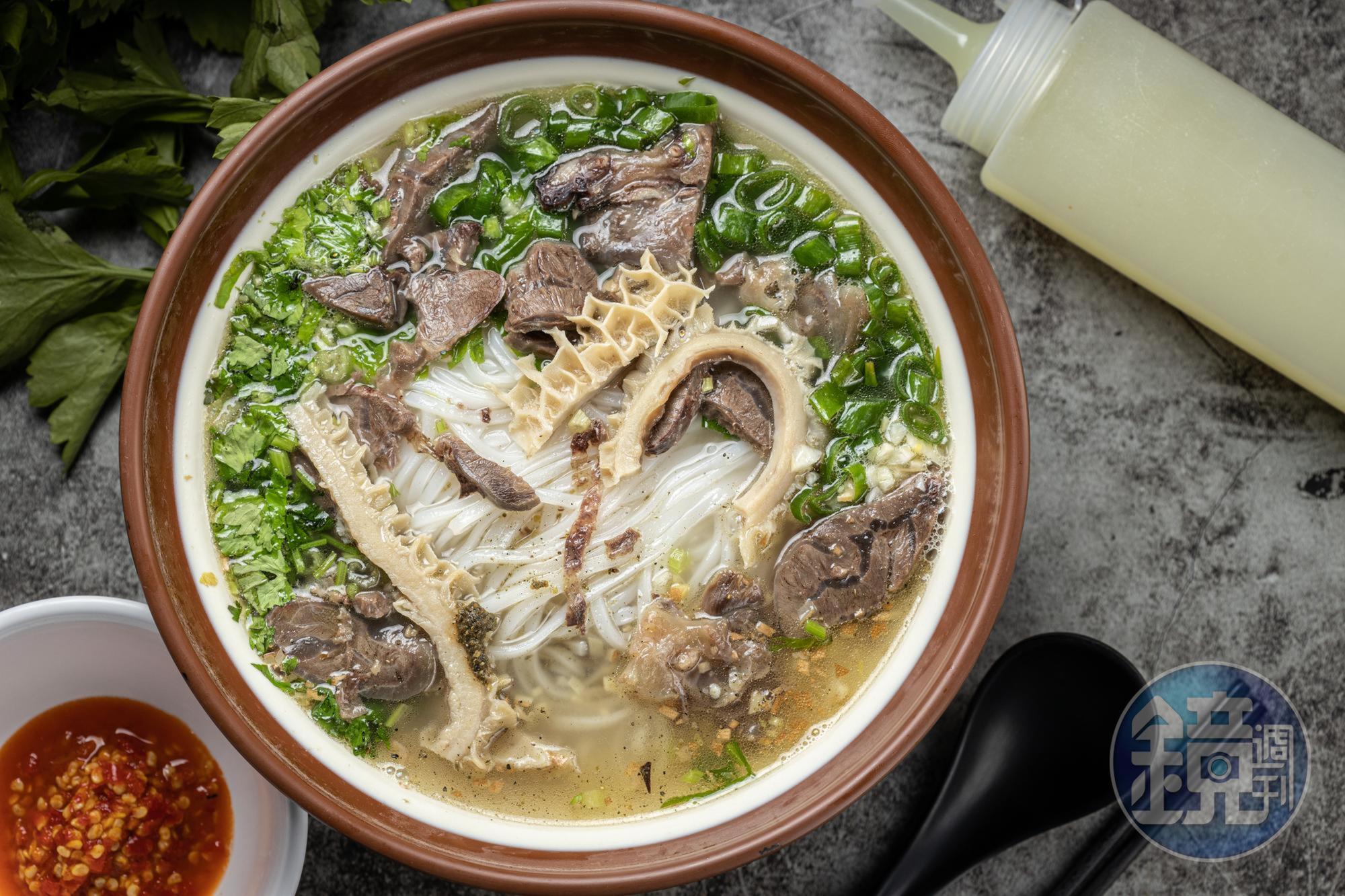 「牛扒烀」湯底近似台灣的清燉牛肉湯，可選擇加入粑粑絲或米線。（100元／碗）