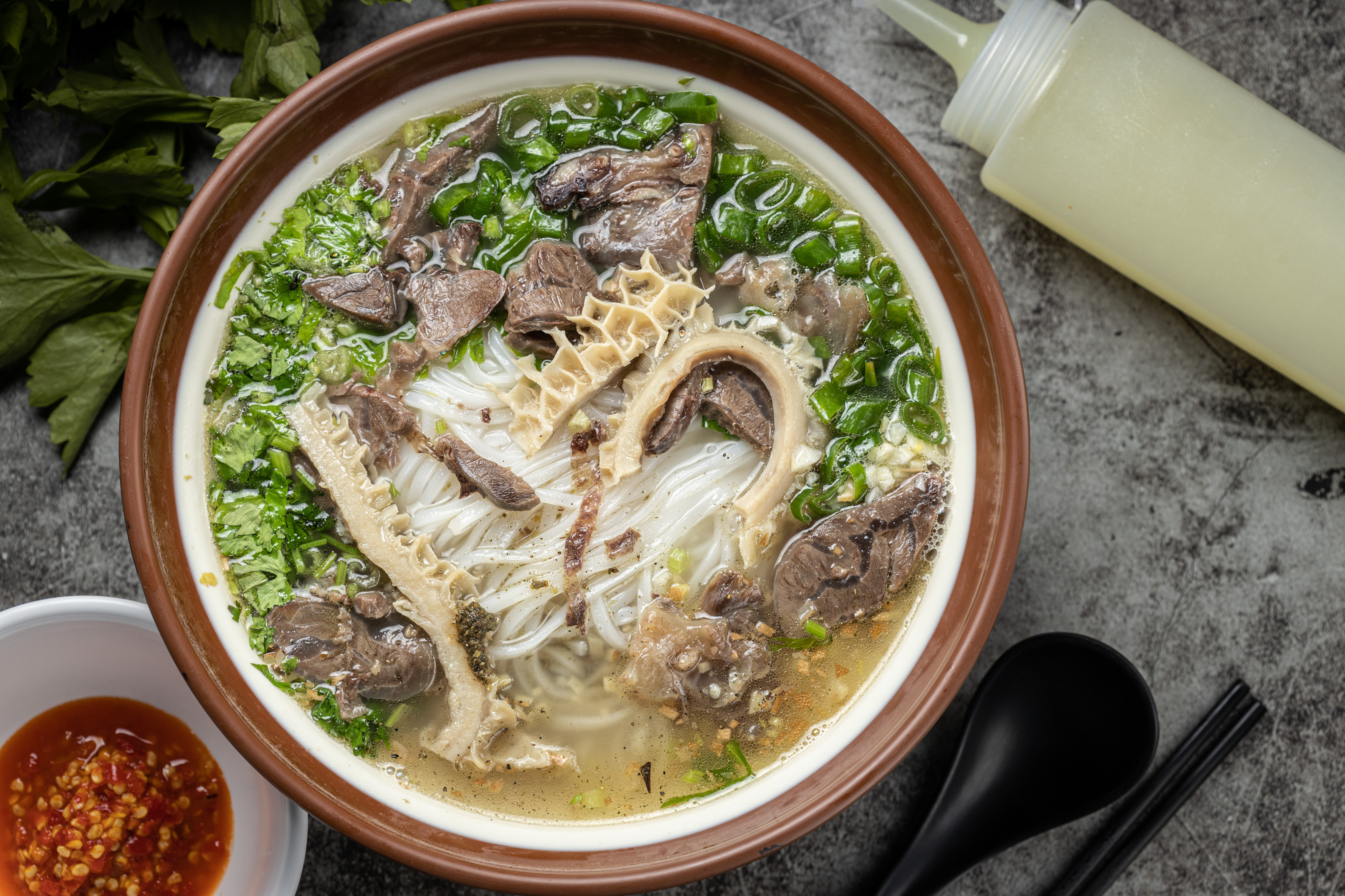 「牛扒烀」湯底近似台灣的清燉牛肉湯，可選擇加入粑粑絲或米線。（100元／碗）