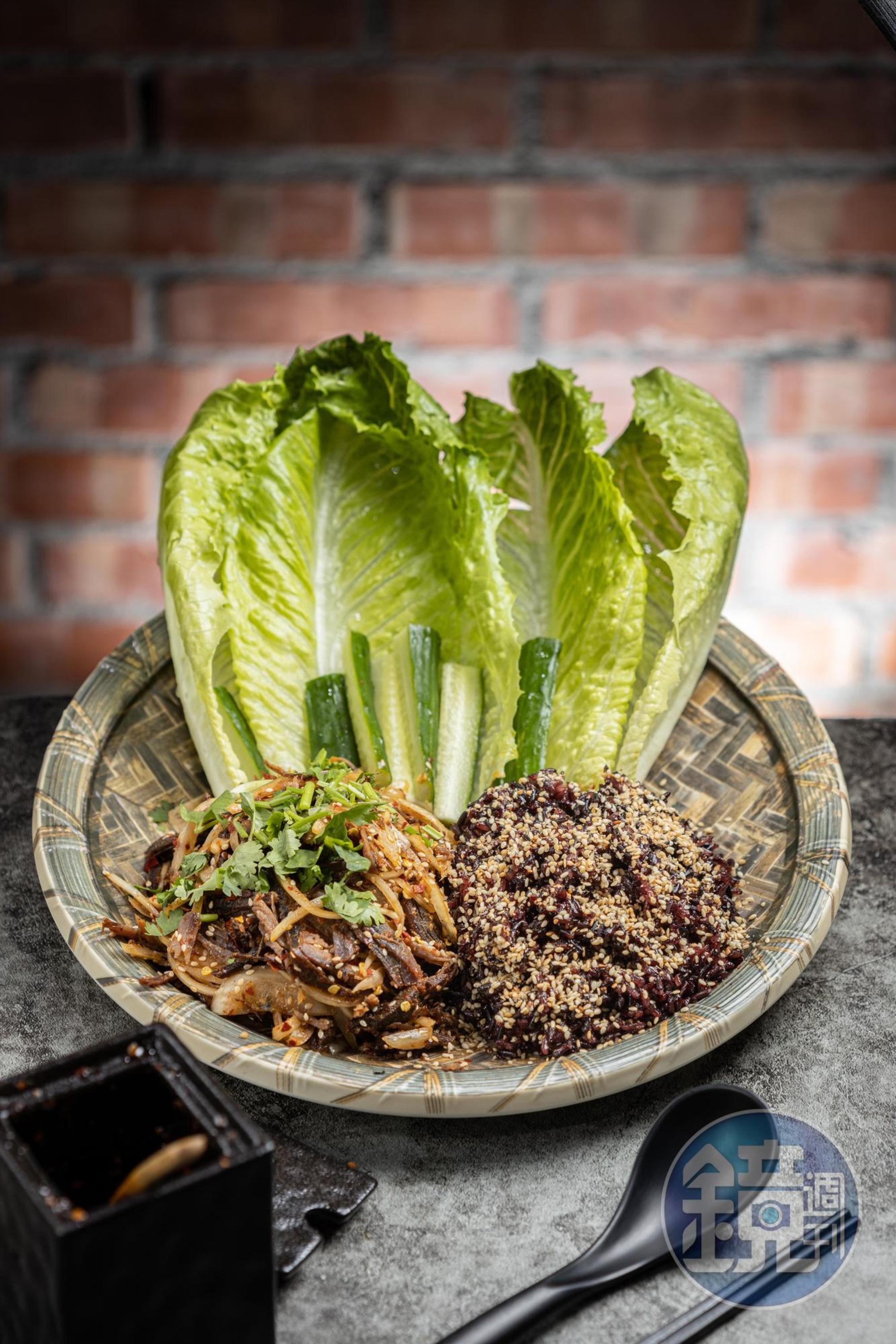 簸箕飯是雲南人有親朋好友上門時才會出現的款待料理，「阿鐵妹特制簸箕飯」將牛干巴加入檸檬涼拌後酸辣開胃。（260元／份）