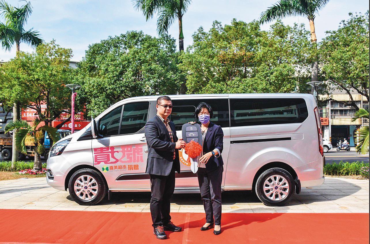 陳錕一（左）以母親之名捐贈長照車「貴女號」給彰化縣府，縣長王惠美（右）代表受贈。（金喜美提供）