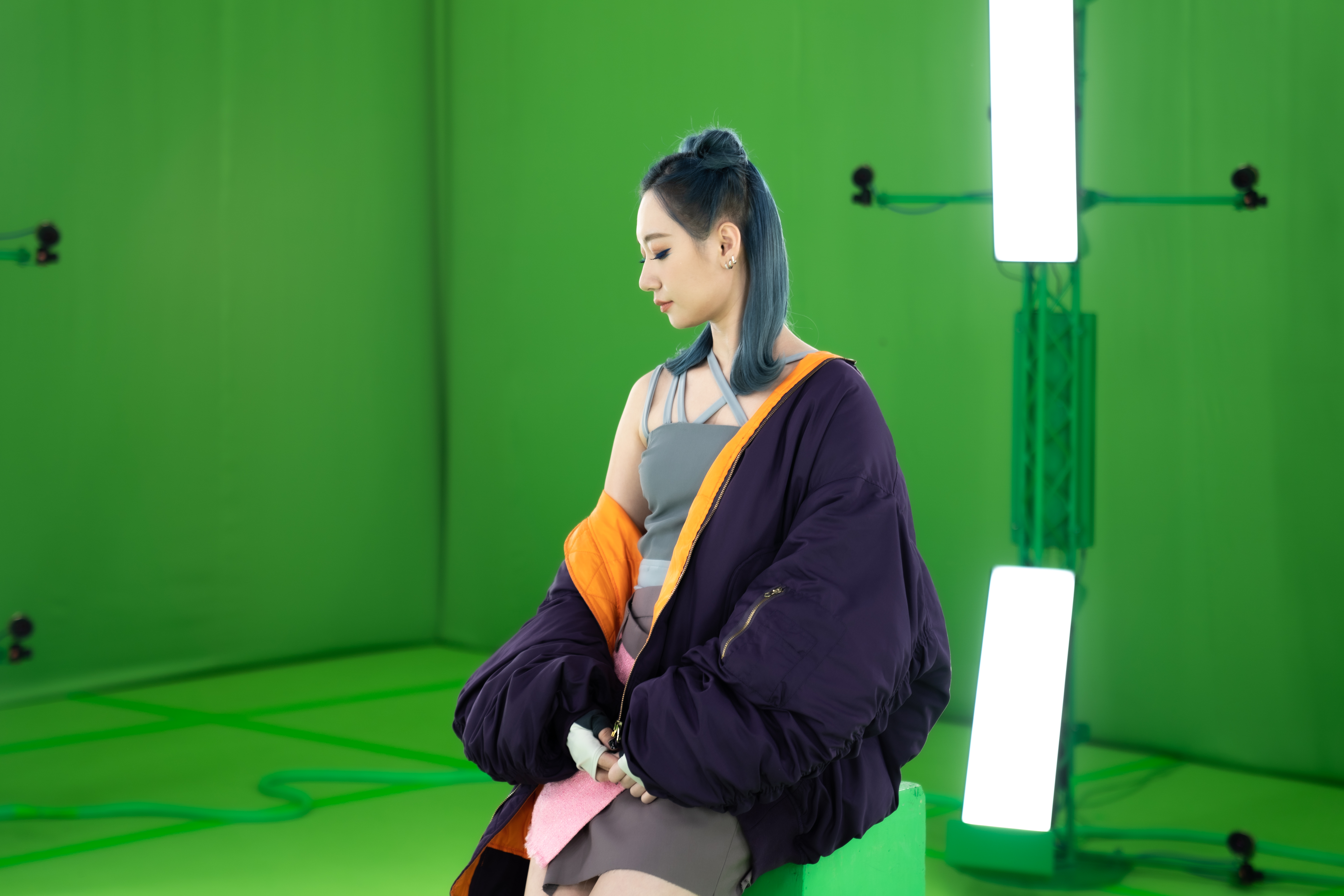 Julia日前為了《華燈初上未來版》特別進虛擬攝影棚拍攝。（VIVE ORIGINALS提供）
