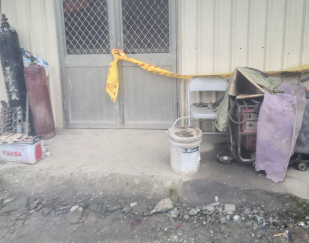 一名鐘姓男子疑似與2名菜農發生土地糾紛,持霰彈槍在工寮射殺2人後畏罪自殺。(翻攝畫面)