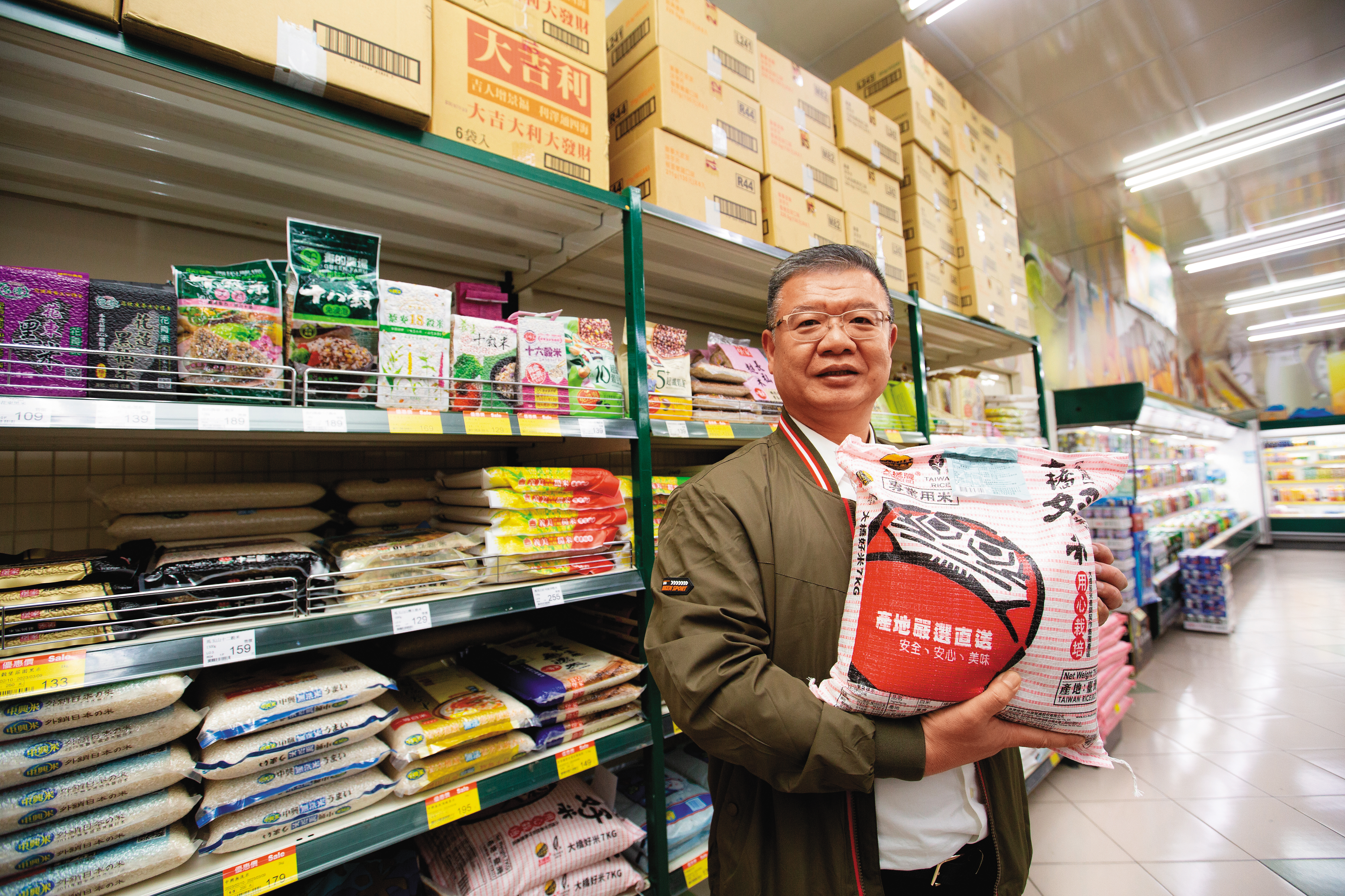 陳錕一大推在地限定二林契作的大橋越光米，消費者到喜美超市一定不能錯過。