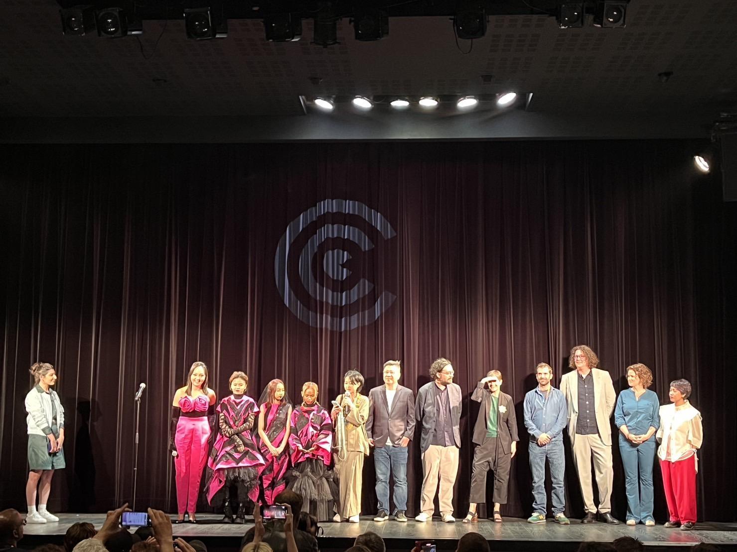 導演余修善率3位年輕新演員,以及各國製片人出席在坎城的首映典禮。(文策院提供)