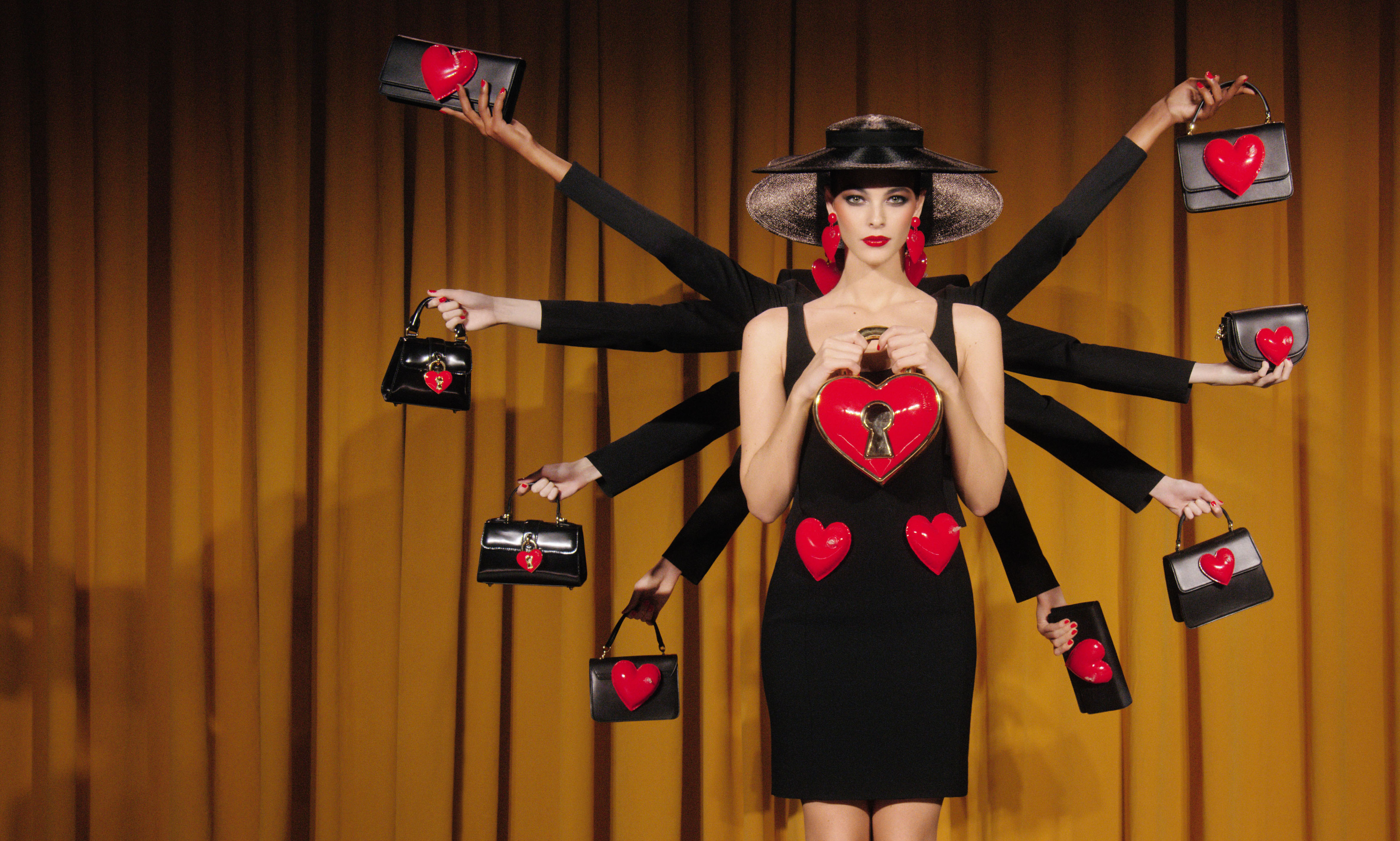 MOSCHINO 2023春夏女裝推出充氣愛心系列。（藍鐘提供）