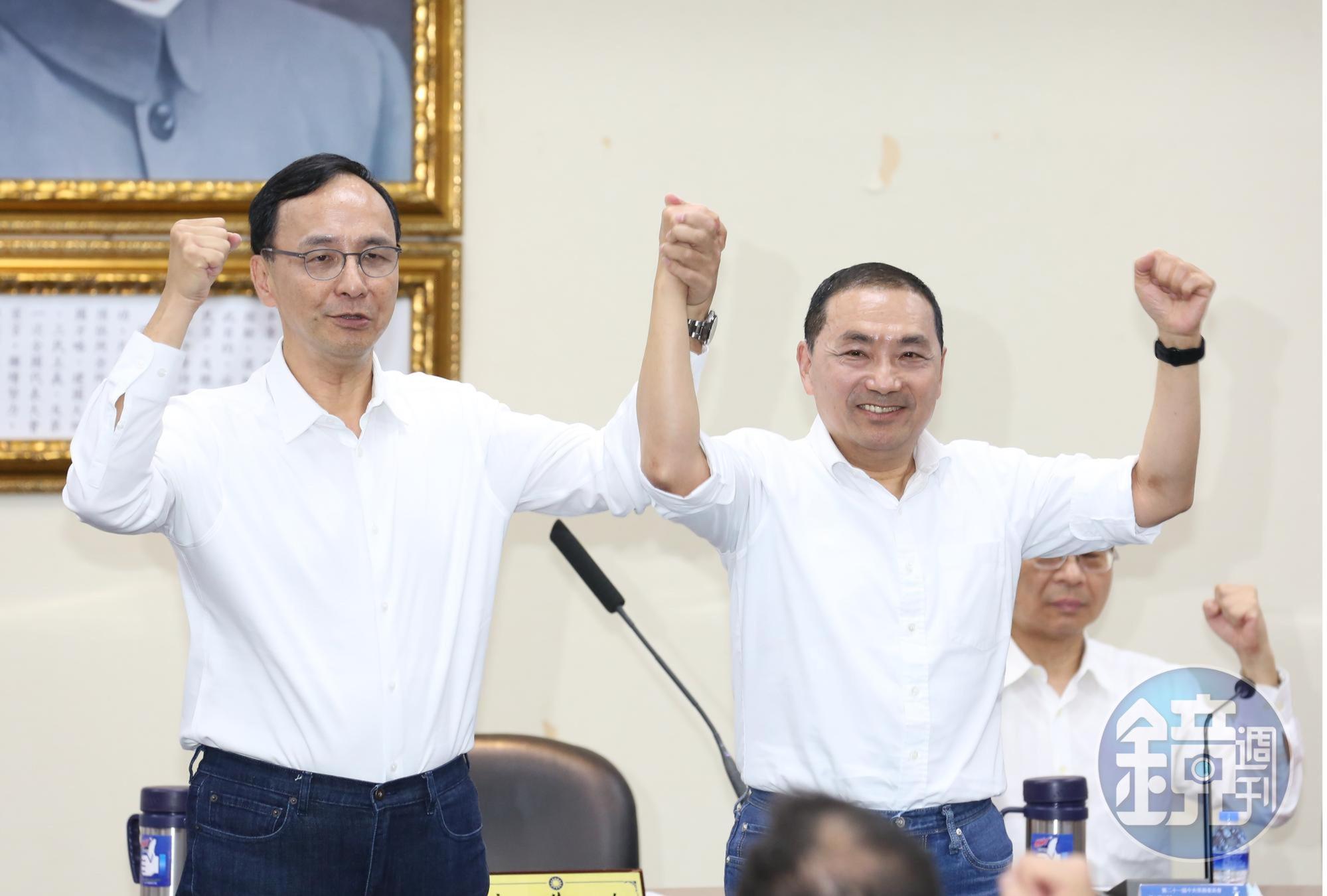國民黨17日終於亮牌徵召新北市長侯友宜(右)出戰2024總統大選。