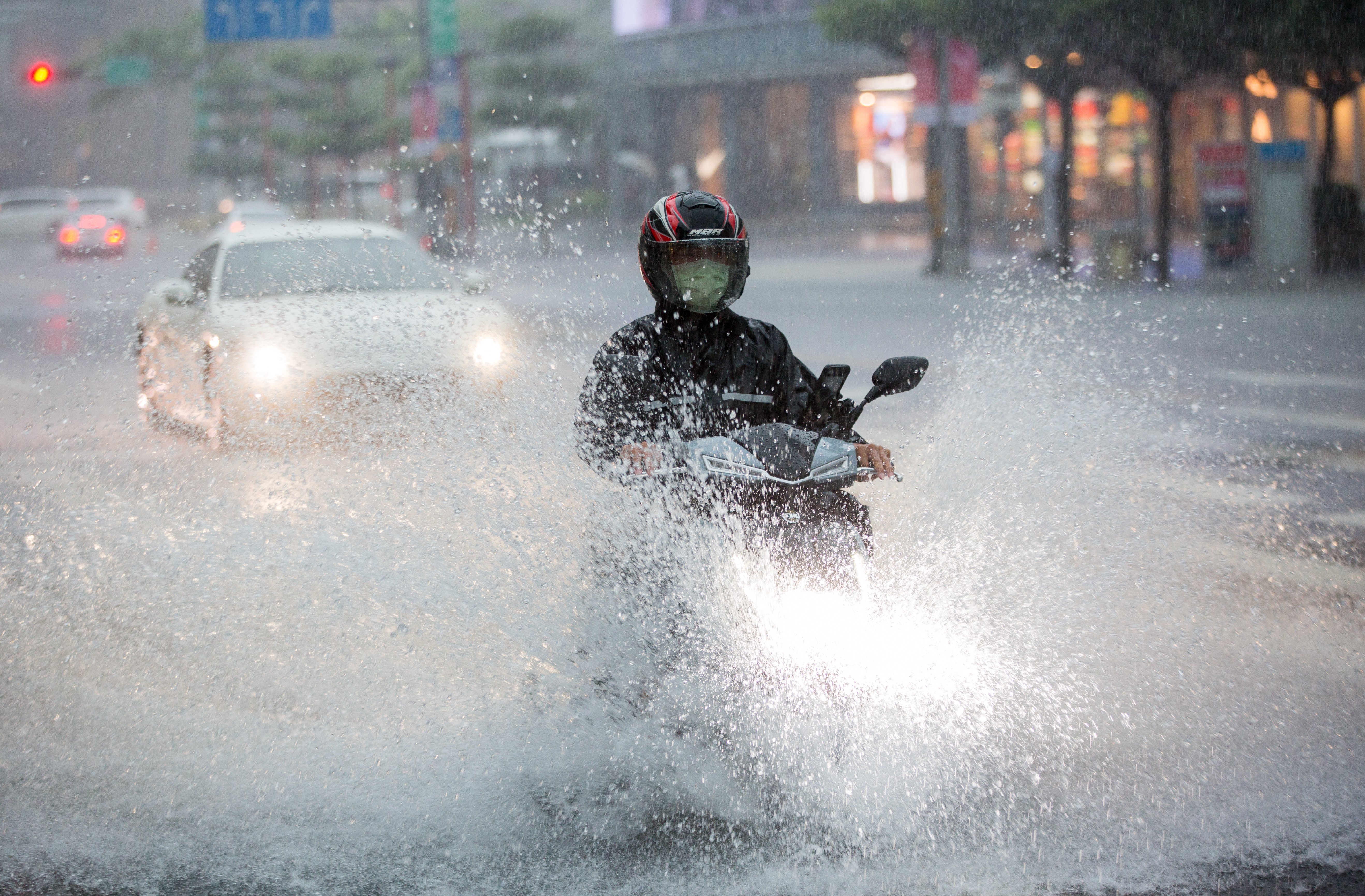 今（19）日受鋒面影響，易有短延時強降雨。