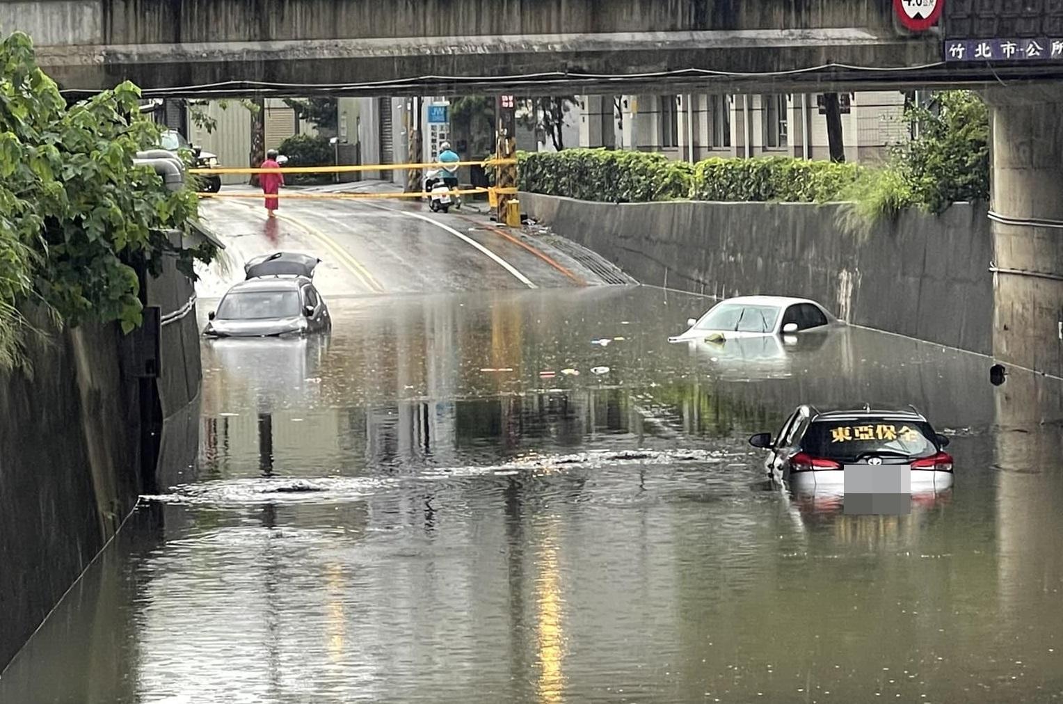 竹北市中和街地下道淹水，有3輛汽車被困在淹水的地下道中動彈不得。（翻攝自臉書社團新竹爆料公社）