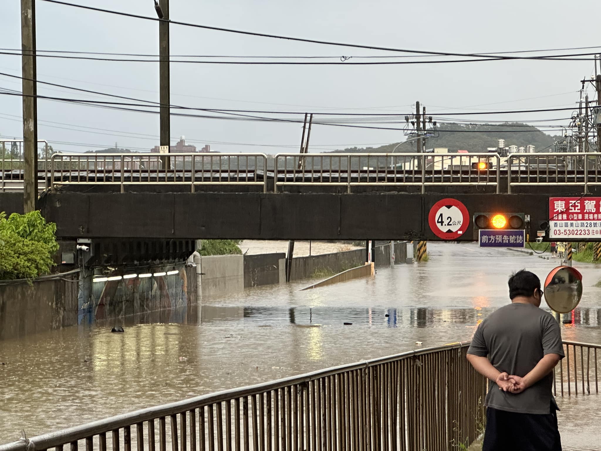 新竹多處地下道淹水,圖為三姓橋地下道淹水狀況。(翻攝自臉書社團新竹大小事)