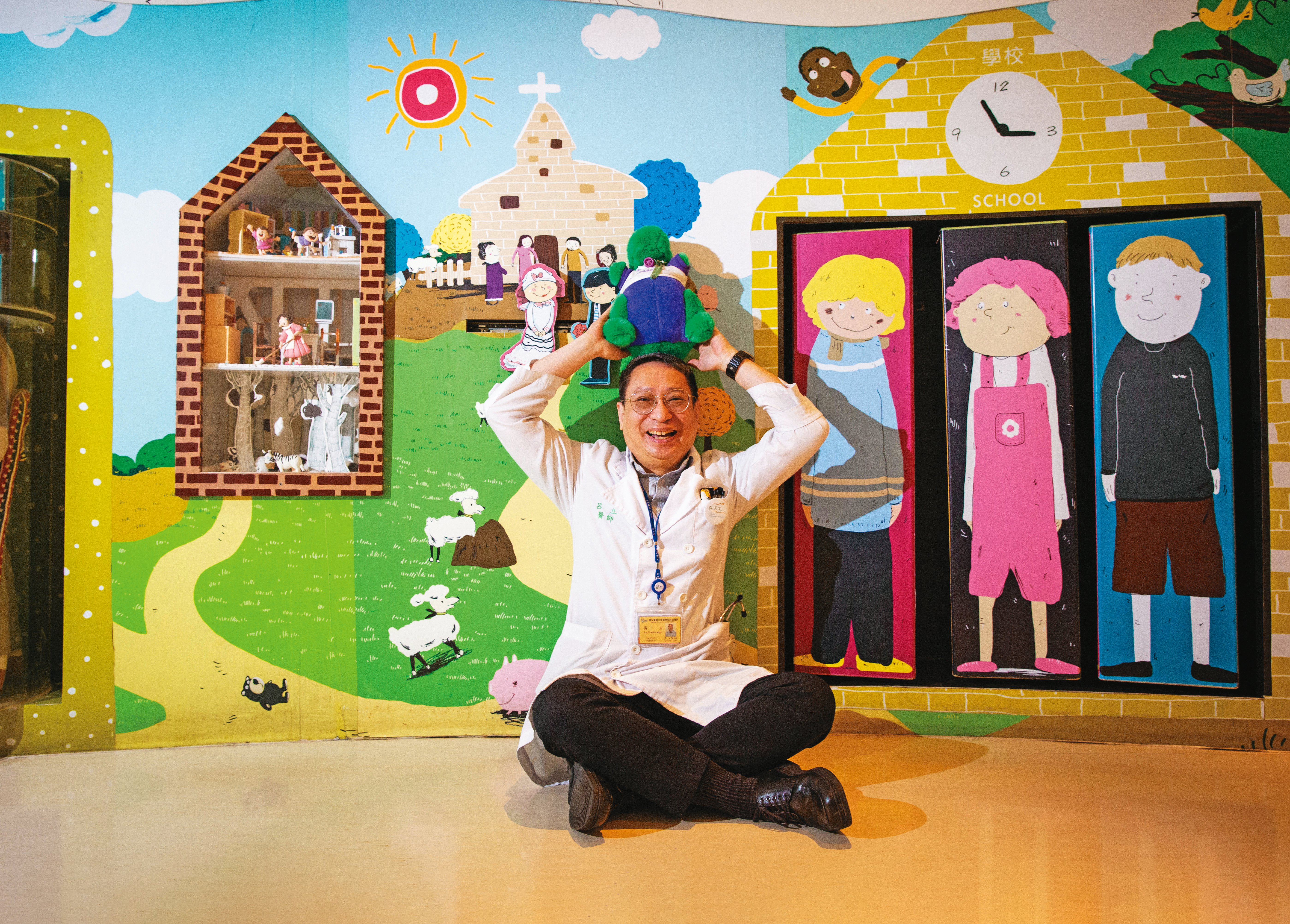 台大兒童醫院的互動遊戲區。呂立手上拿的是氣切小恐龍玩偶，用來跟病童解釋什麼是氣切。