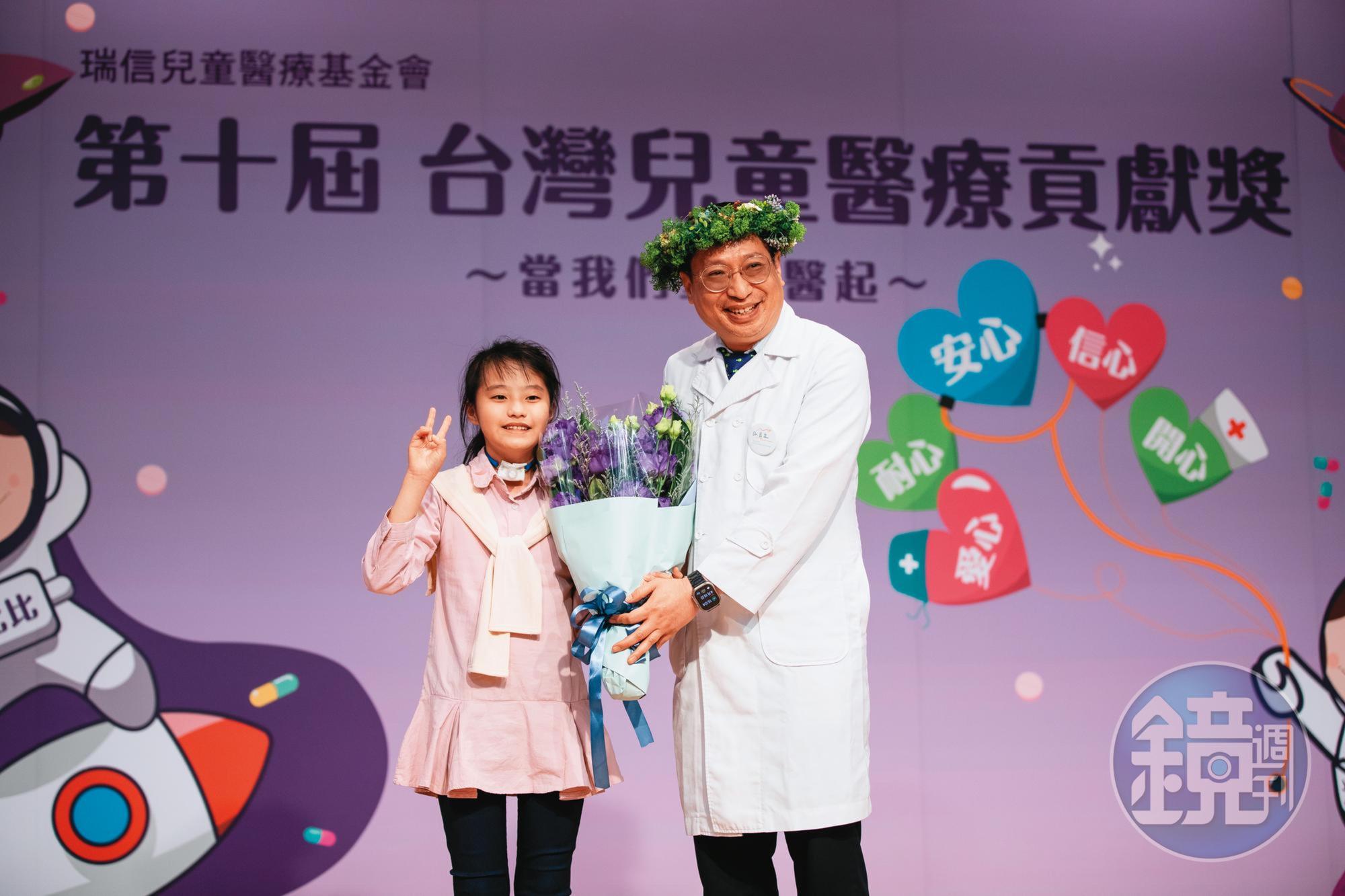 呂立（右）率領的台大兒童重症醫療照護團隊，今年獲得瑞信兒童醫療基金會台灣兒童醫療貢獻獎。（鄒保祥攝）