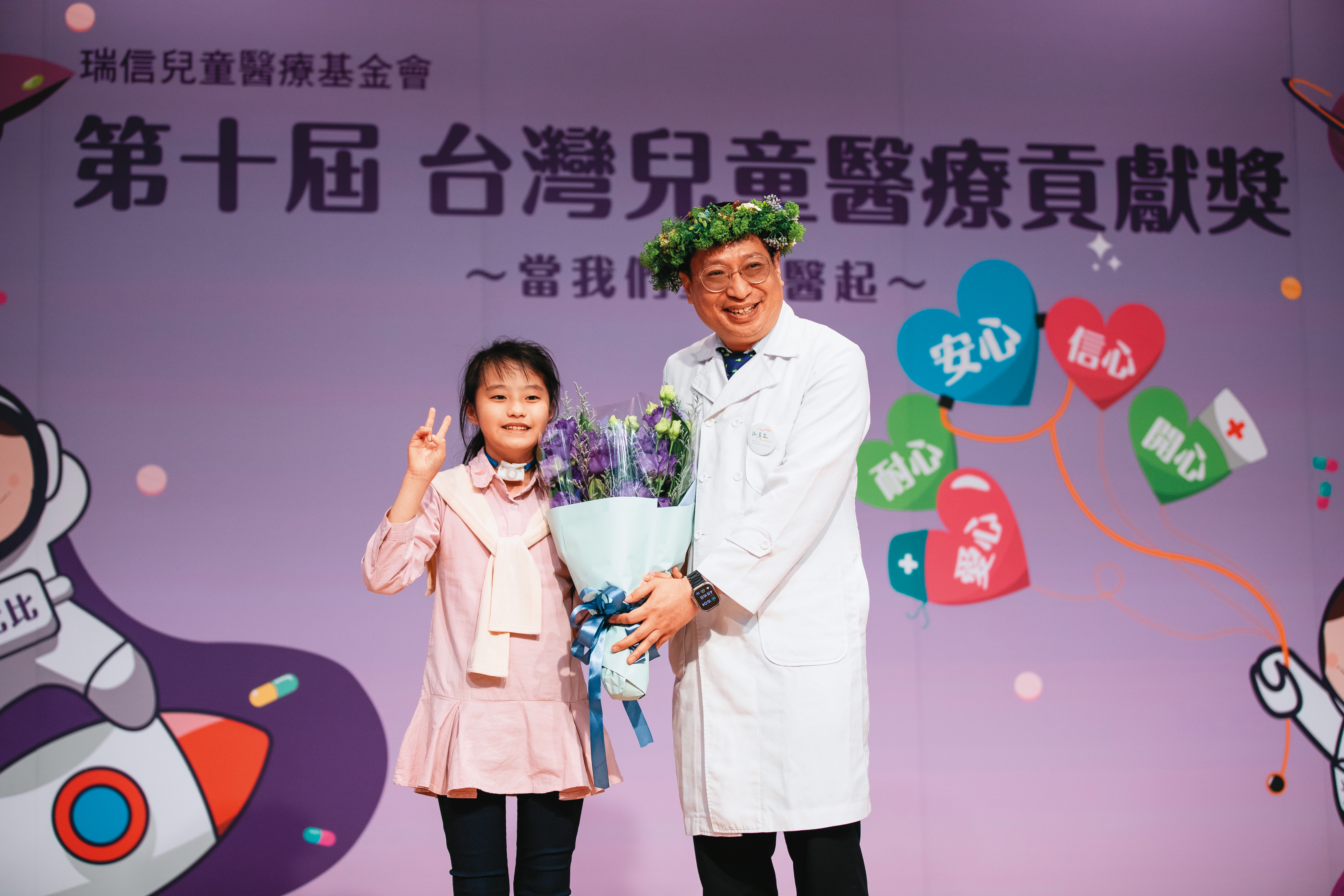 呂立（右）率領的台大兒童重症醫療照護團隊，今年獲得瑞信兒童醫療基金會台灣兒童醫療貢獻獎。（鄒保祥攝）