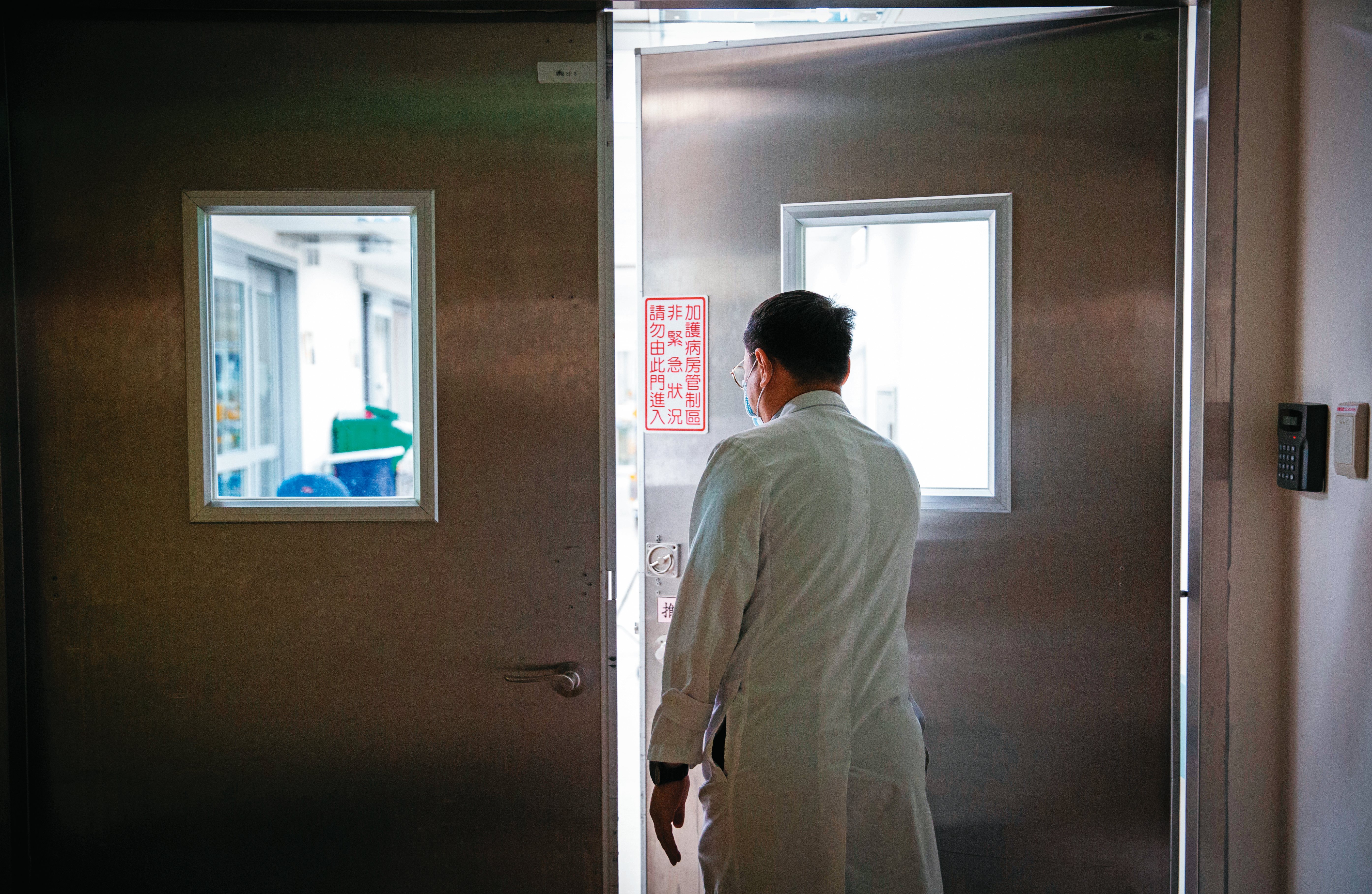 呂立至今仍是台大兒童加護病房主治醫師之一，每天早上6、7點就到醫院，準備一天照顧病童的工作。
