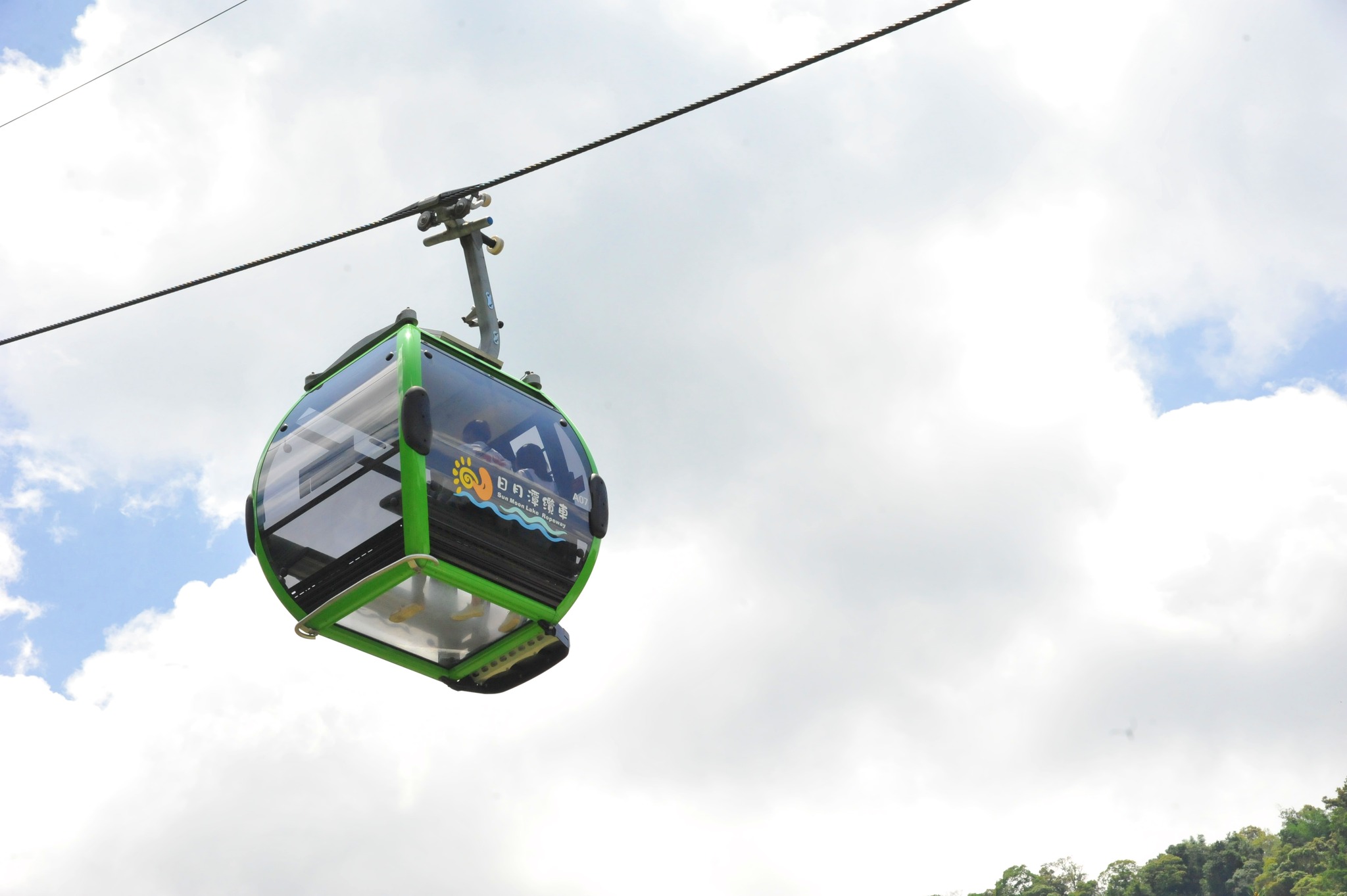 有遊客看到日月潭纜車裡有情侶正在「空中口愛」。示意圖，非當事車廂。（翻攝自九族文化村臉書）