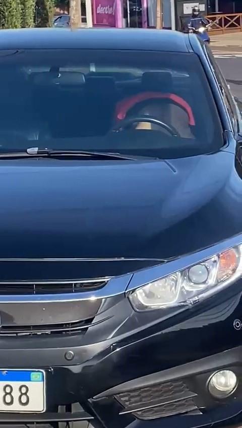 這對情侶當街車震，引人矚目。（翻自folhacg.com.br）