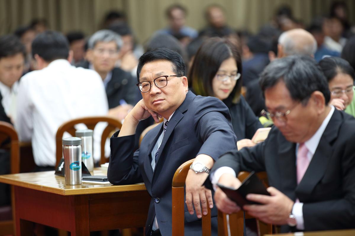 陳歐珀（中）召開記者會澄清，自己在不知情狀況下接受im.b詐騙案主嫌曾國緯金援，強調絕無與詐騙集團掛勾。（本刊資料照）