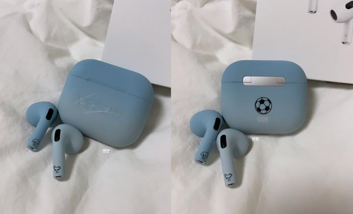 粉絲替辛叡恩特製無線耳機AirPods，上面印有足球和她寵物狗狗的畫像。（翻攝自topstarnews）