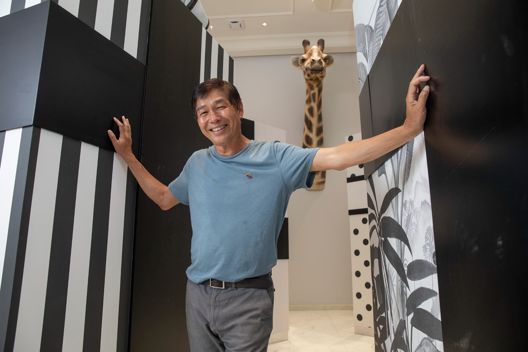 學美術、雕塑出身的毛榮海30多年前創業，從廟宇裝飾起家，後跨界景點、遊樂園建築、造景，承包包括迪士尼園區、佐登妮絲等案子。