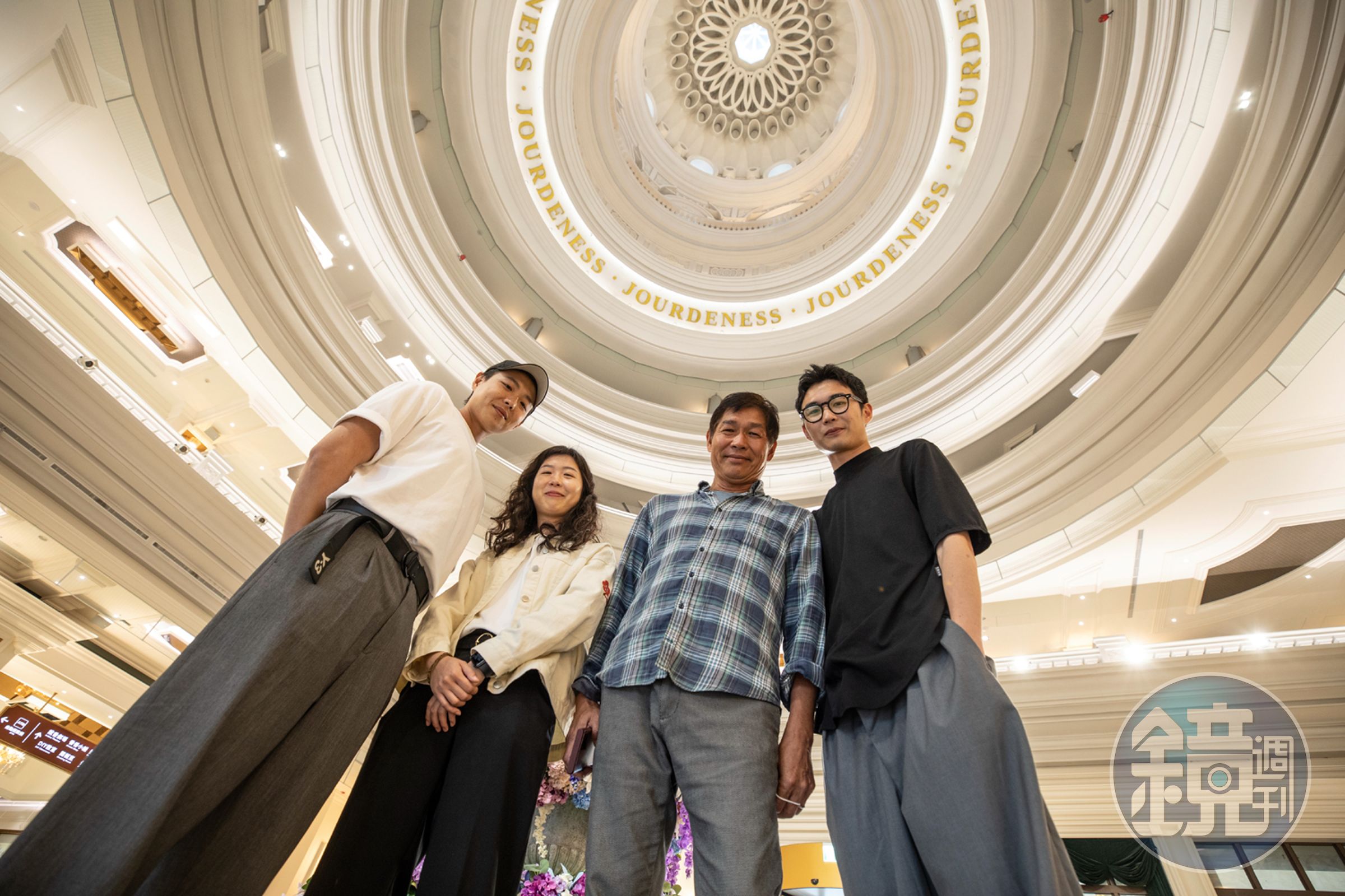這幾年毛榮海(右二)的長子毛槿森(左一)、次女毛詩評(左二)與么子毛鐸翰(右一)分別從美、韓、中3國被他找回自家公司幫忙,佐登妮絲城堡即是一家人一起合作。