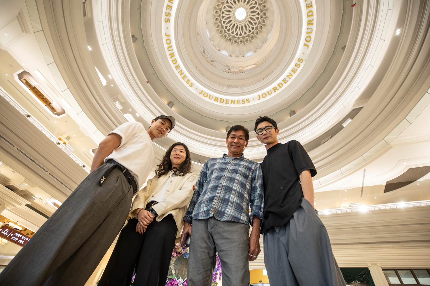 這幾年毛榮海(右二)的長子毛槿森(左一)、次女毛詩評(左二)與么子毛鐸翰(右一)分別從美、韓、中3國被他找回自家公司幫忙,佐登妮絲城堡即是一家人一起合作。