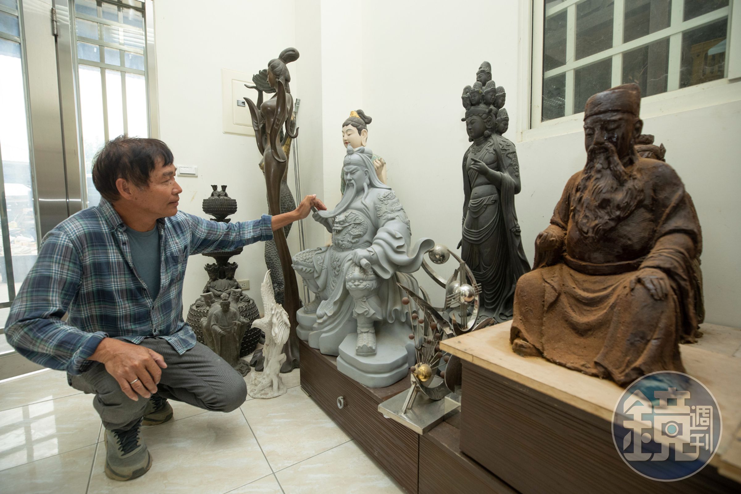 毛榮海製作過非常多神像與佛像,他強調一定要虔誠恭敬,神明如果不滿意,雕像會垮掉、需要重塑。