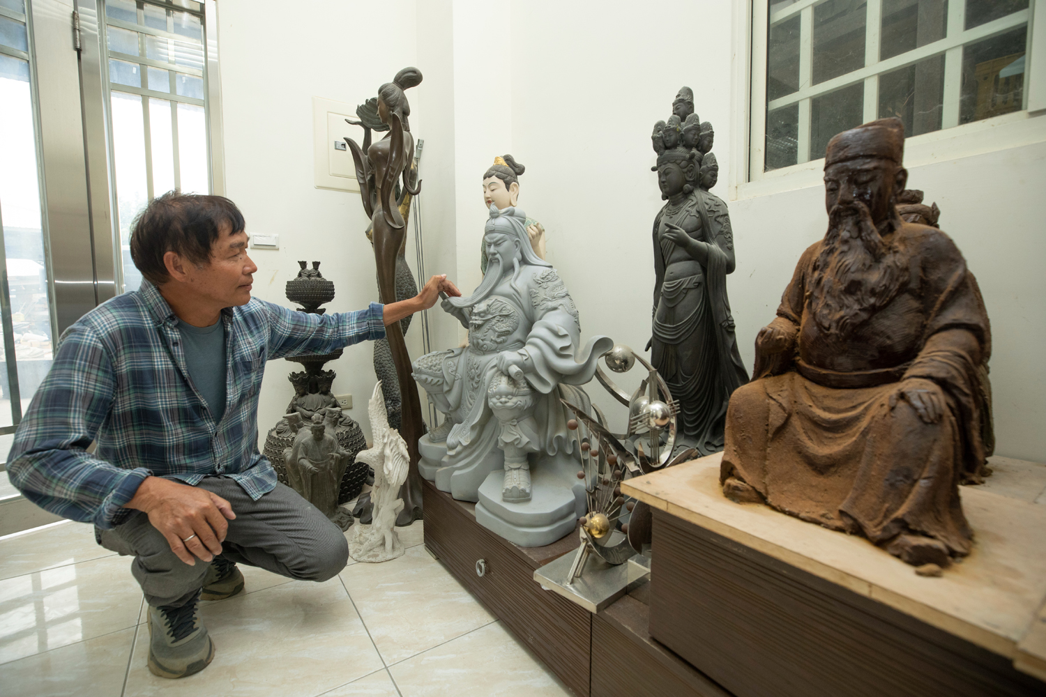 毛榮海製作過非常多神像與佛像,他強調一定要虔誠恭敬,神明如果不滿意,雕像會垮掉、需要重塑。