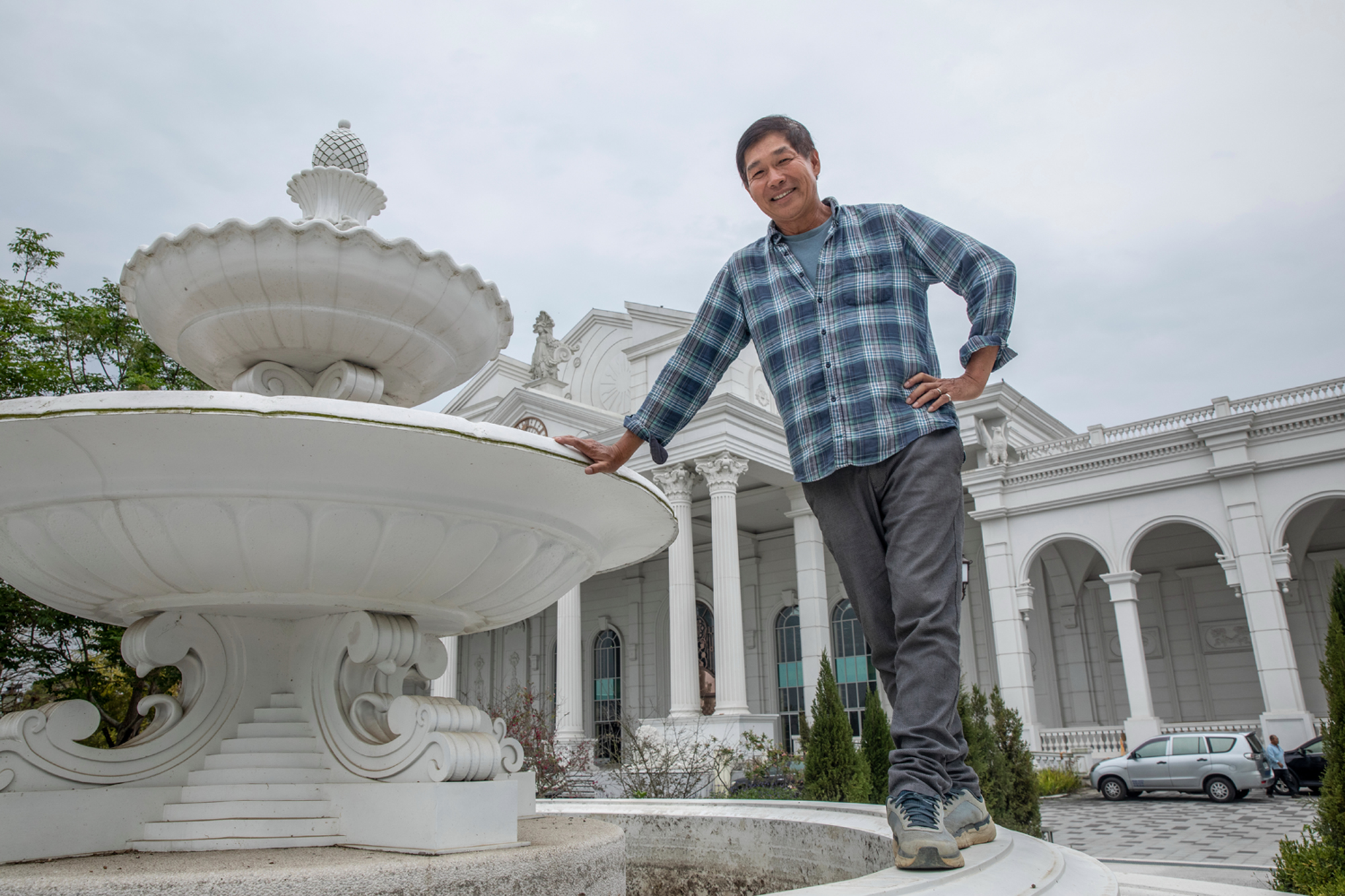 學美術、雕塑出身的毛榮海30多年前創業，從廟宇裝飾起家，後跨界景點、遊樂園建築，承包包括迪士尼園區、佐登妮絲等案子。