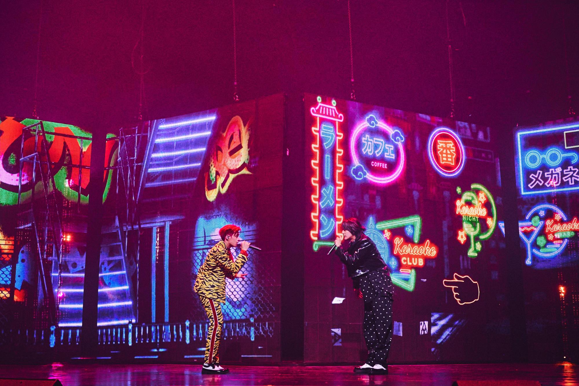 哲言、煥鈞在「One And Only」演唱會上合唱〈可以先聽我說〉。（索尼音樂提供）